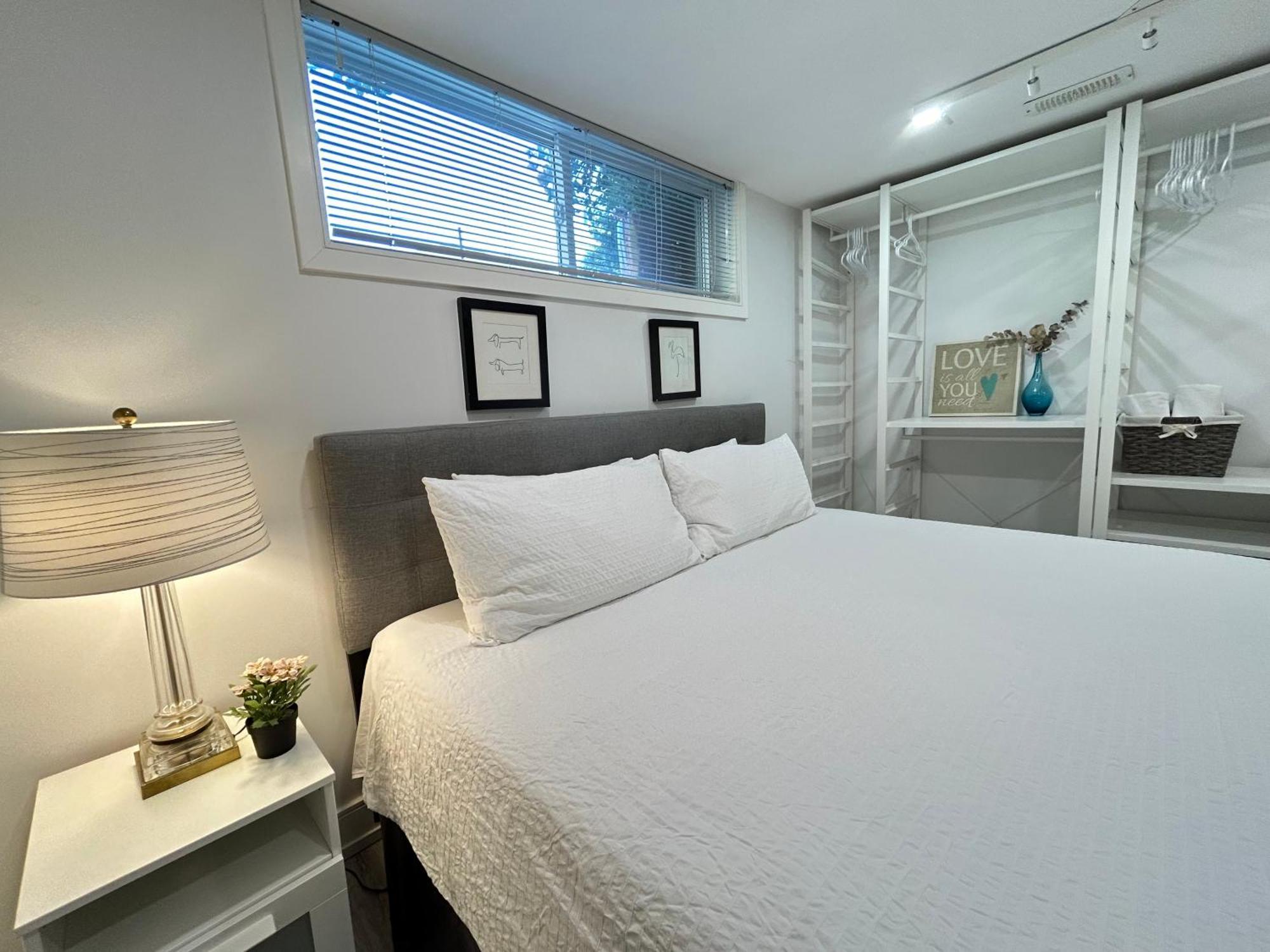 Homestay Modern Lux Family - Kingbed - Near Sheppard W Station Toronto