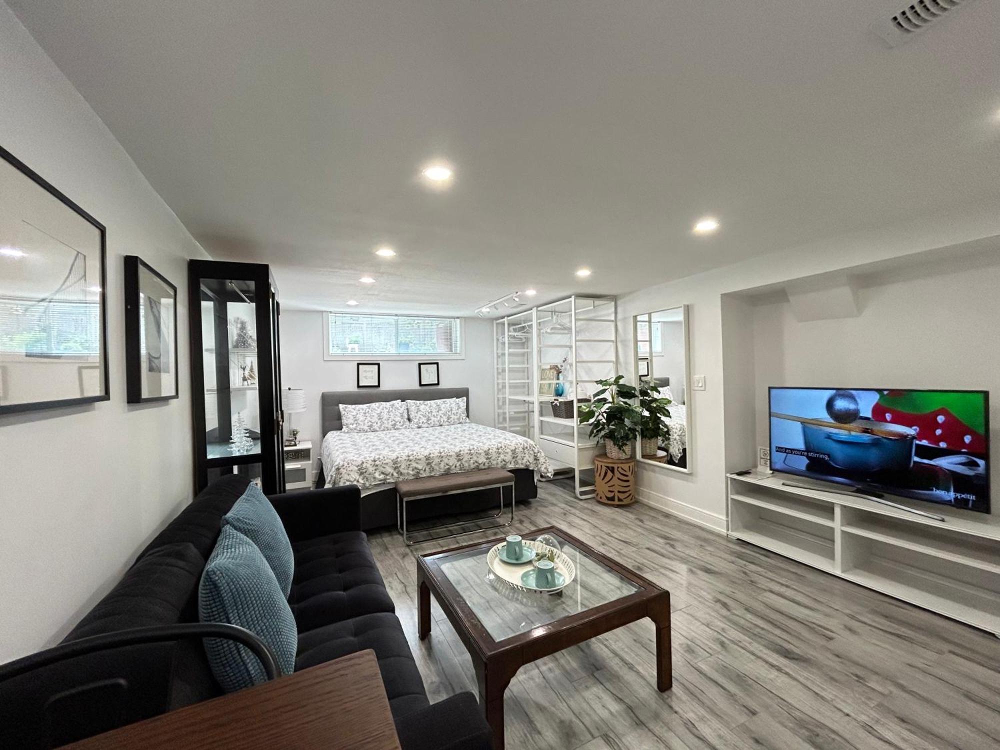 Modern Lux Family - Kingbed - Near Sheppard W Station Homestay