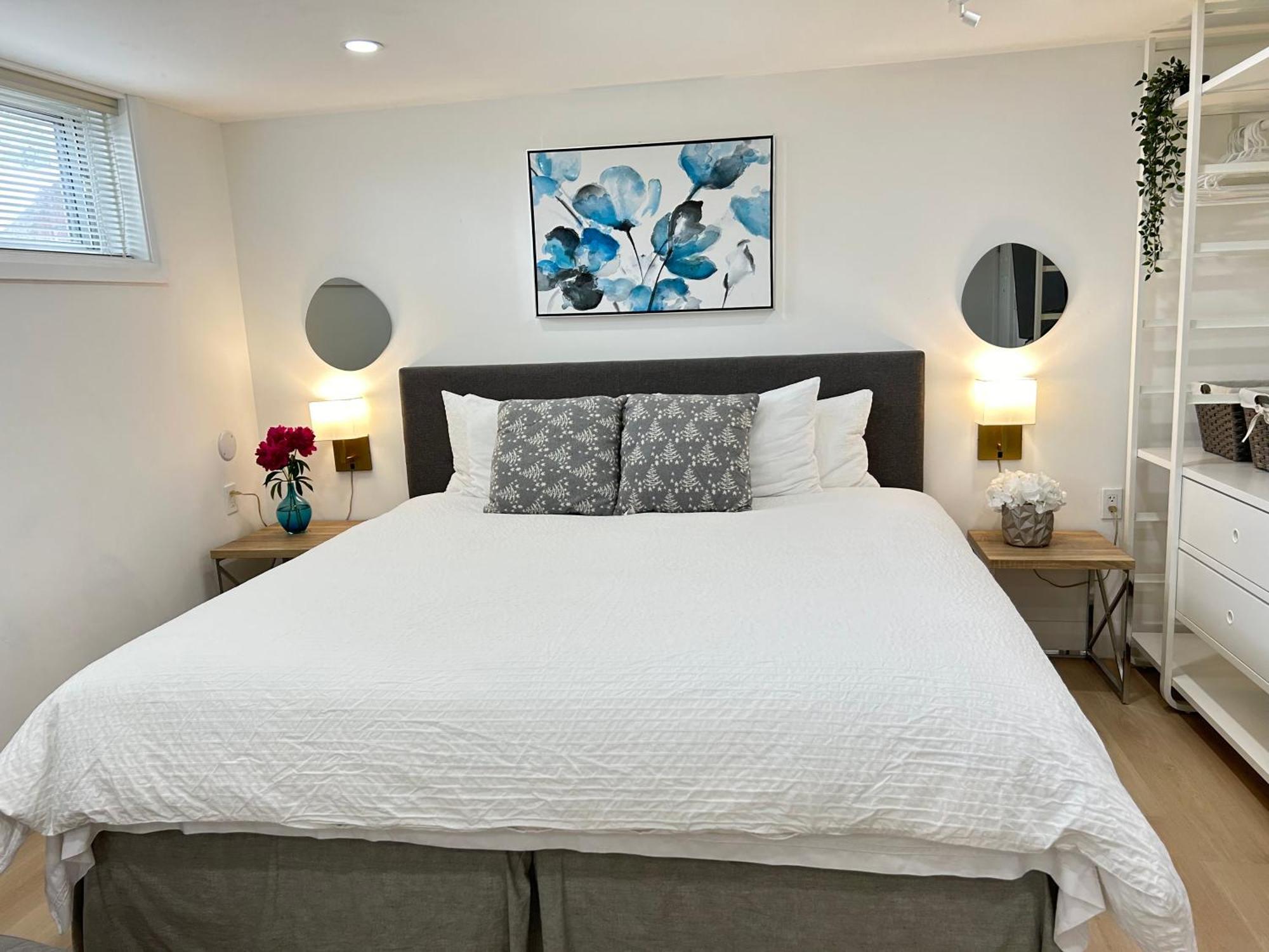 Modern Lux Family - Kingbed - Near Sheppard W Station Homestay *
