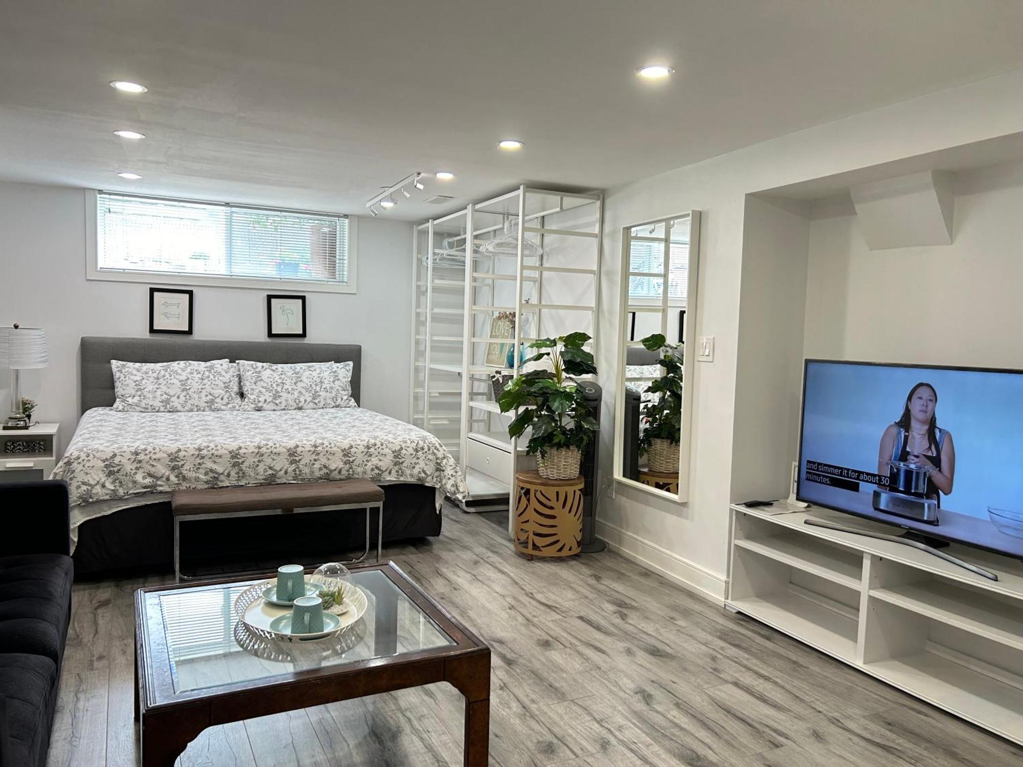 Homestay Modern Lux Family - Kingbed - Near Sheppard W Station Toronto
