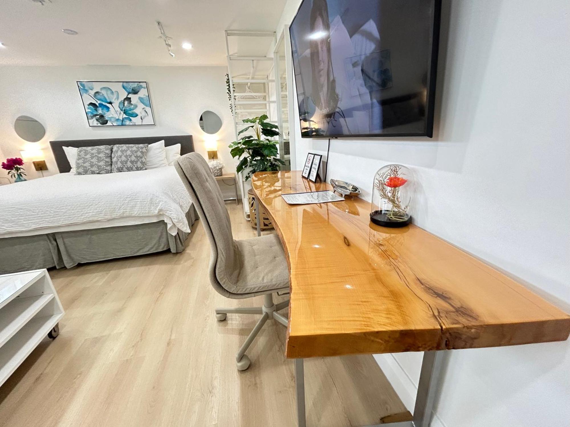 Modern Lux Family - Kingbed - Near Sheppard W Station