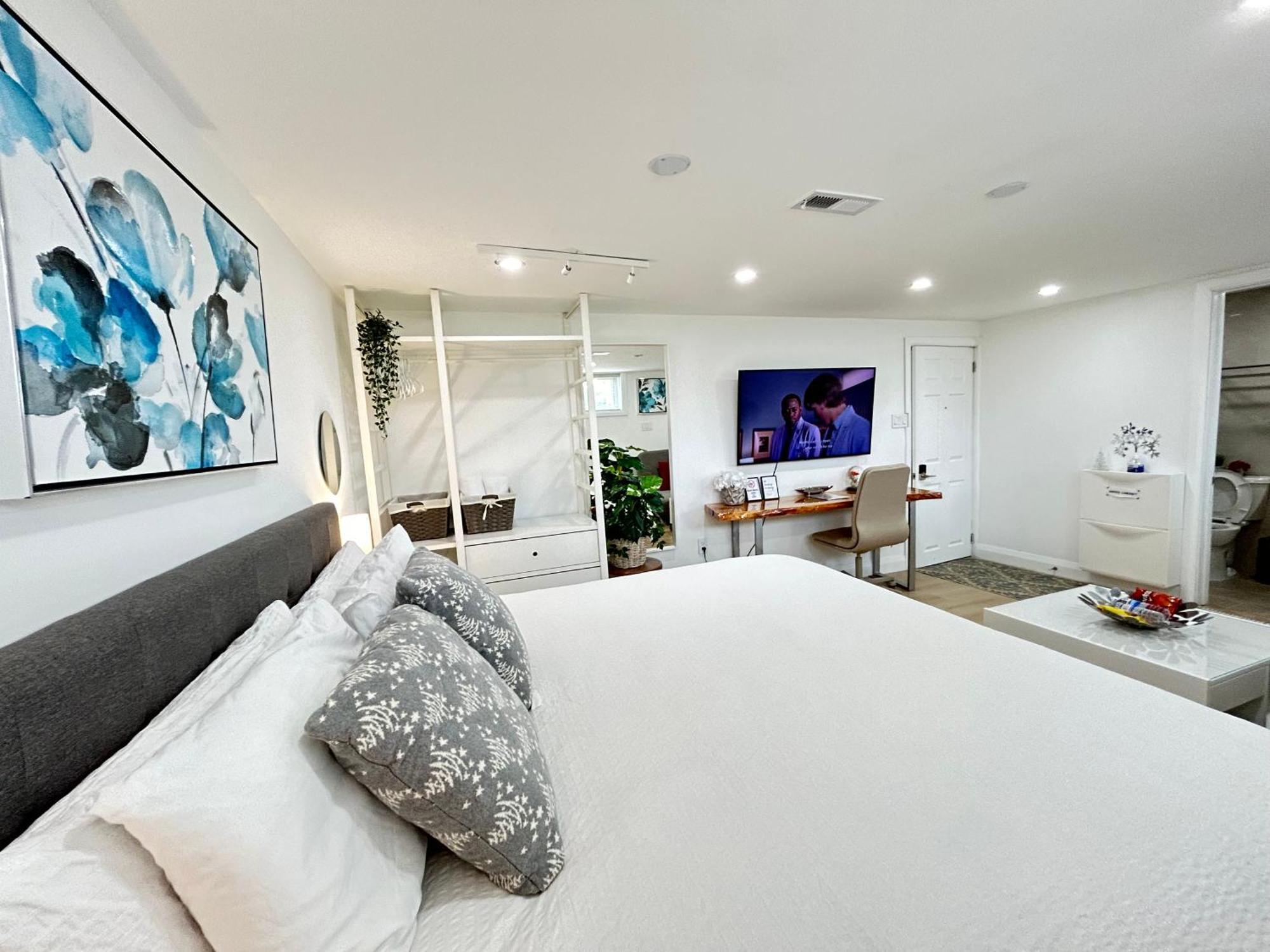 Modern Lux Family - Kingbed - Near Sheppard W Station Homestay
