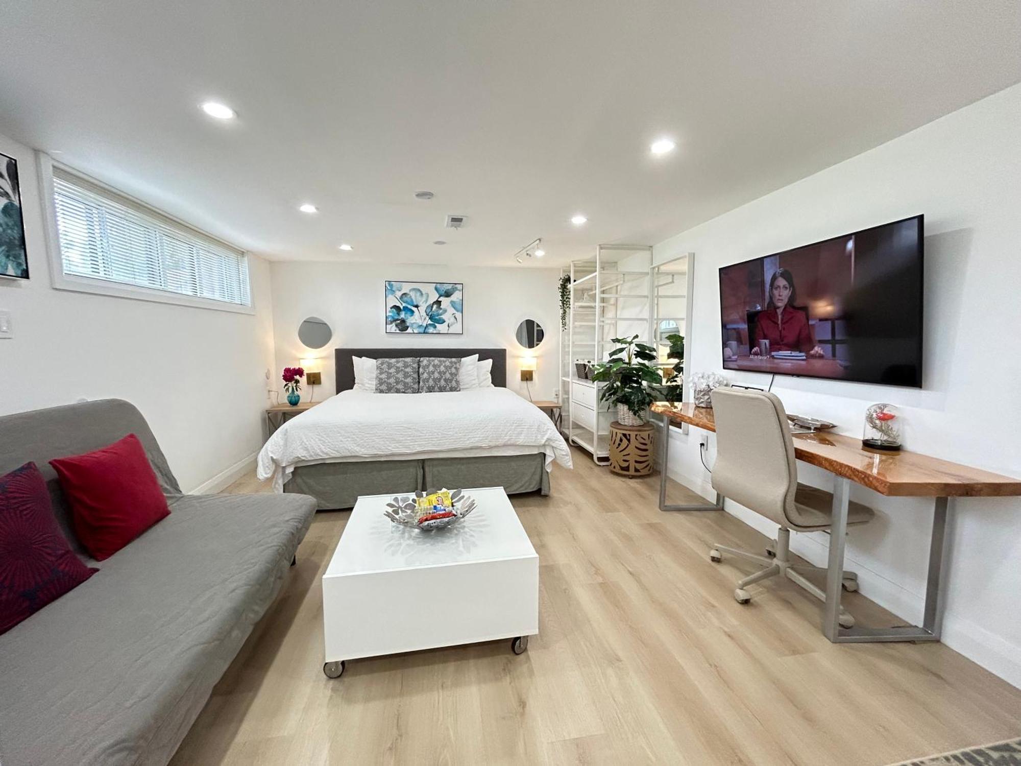 Homestay Modern Lux Family - Kingbed - Near Sheppard W Station Toronto