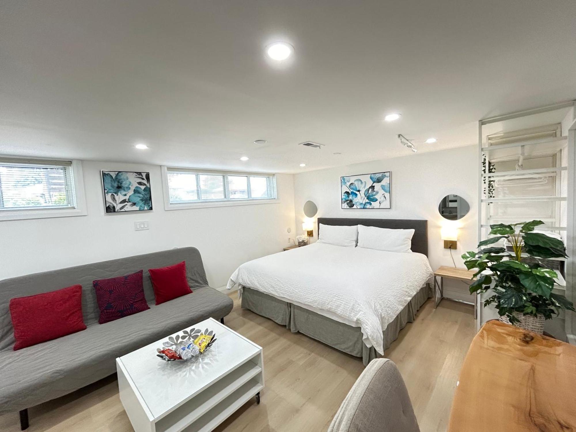 Homestay Modern Lux Family - Kingbed - Near Sheppard W Station