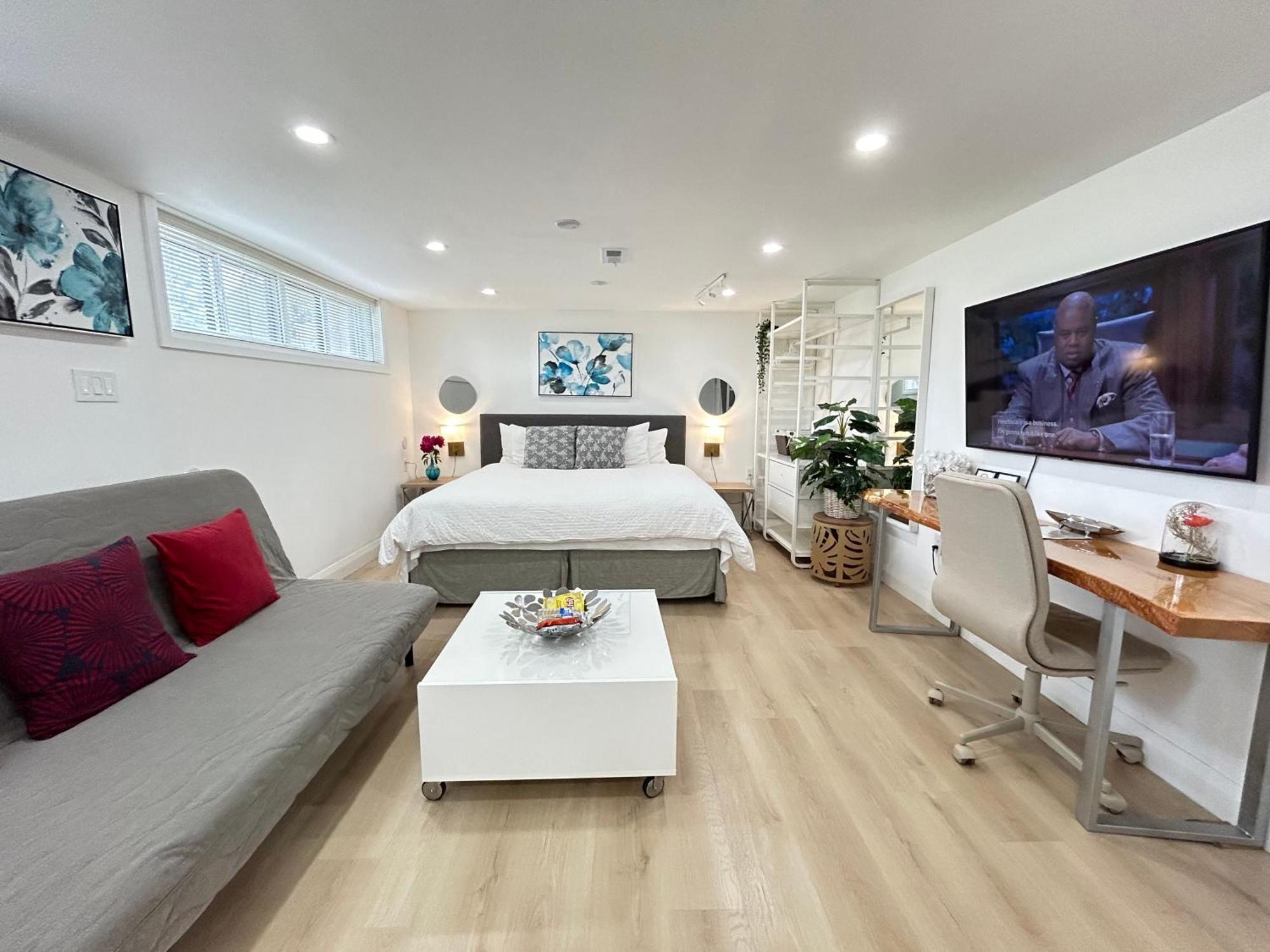 Modern Lux Family - Kingbed - Near Sheppard W Station *