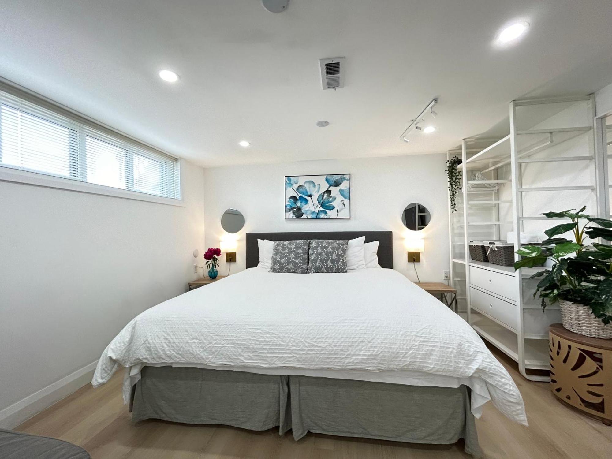 Modern Lux Family - Kingbed - Near Sheppard W Station *