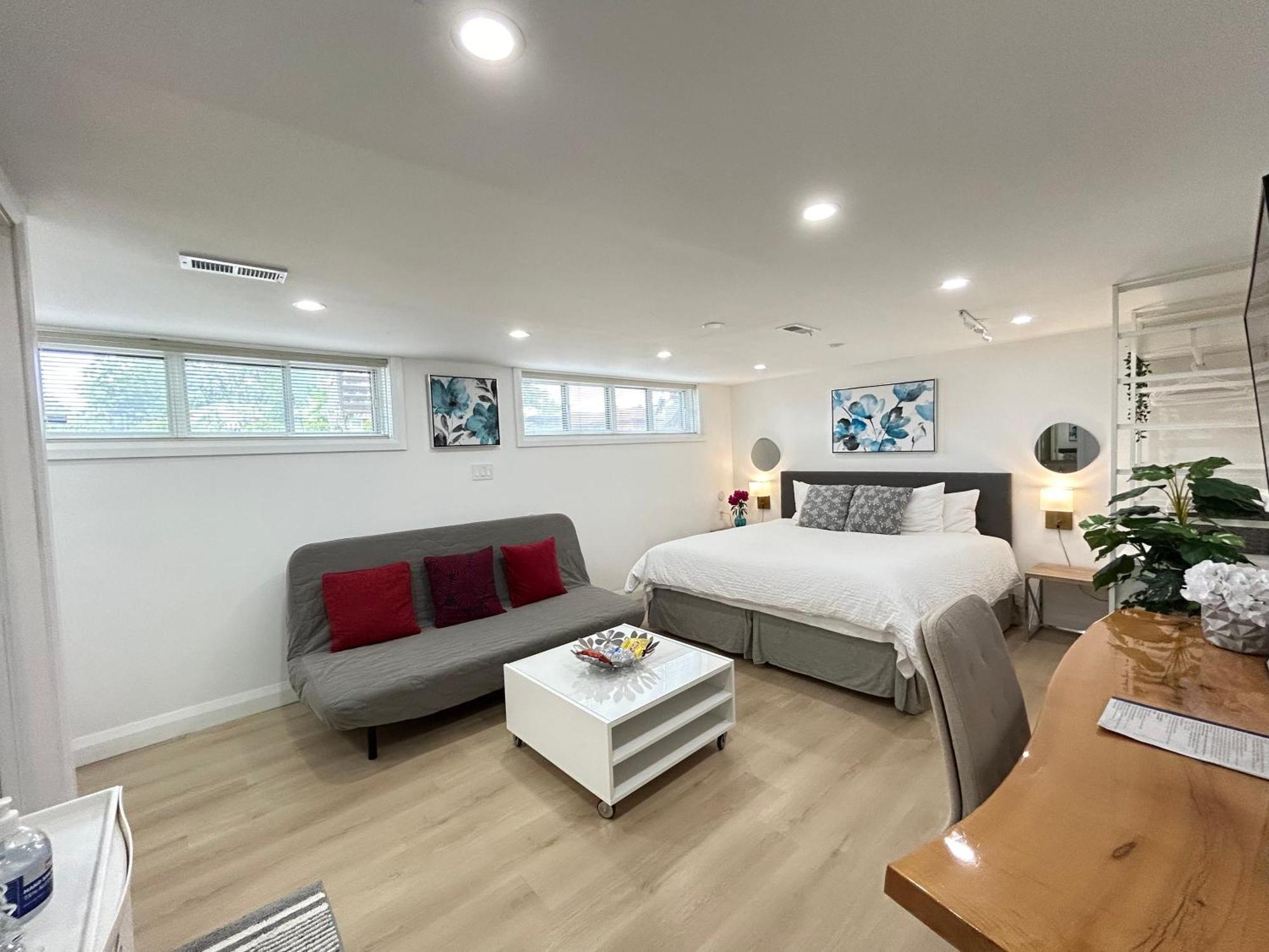 Modern Lux Family - Kingbed - Near Sheppard W Station