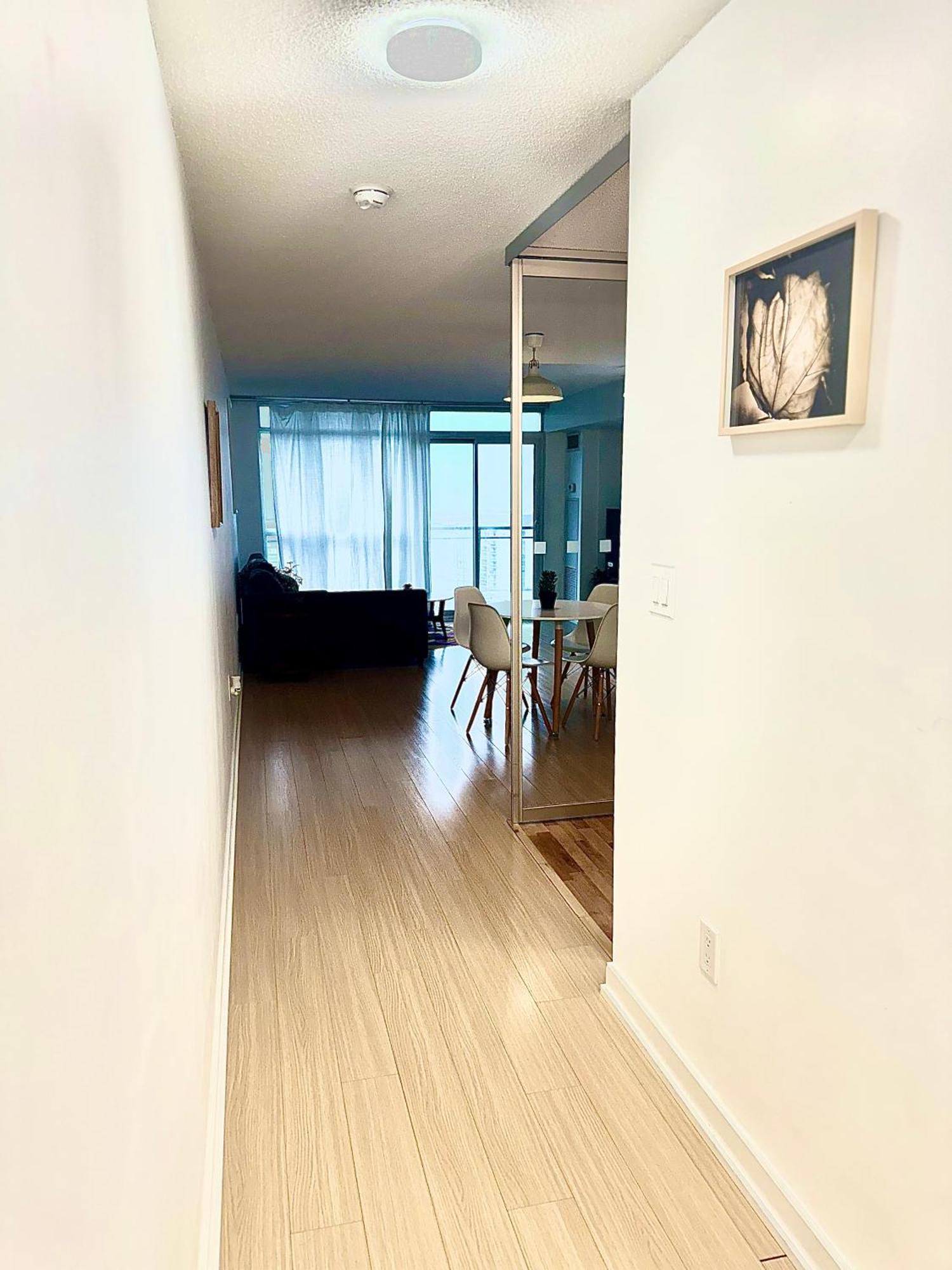 Lush By Cntower - Free Parking Apartment *