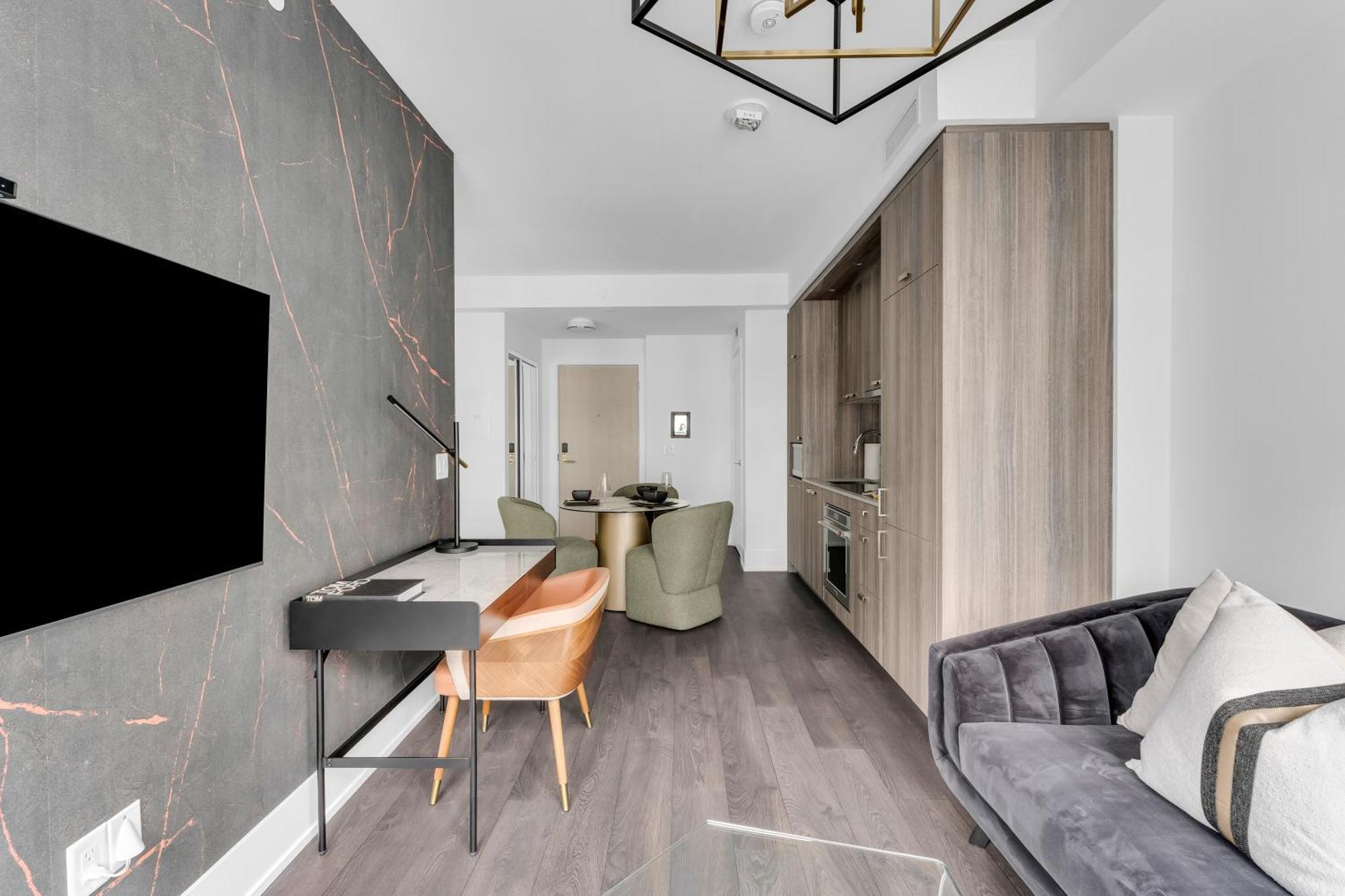 Apartment Designer 1 Bedroom On Front Street Toronto