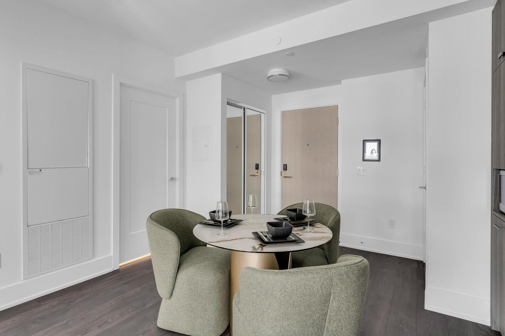 Designer 1 Bedroom On Front Street *