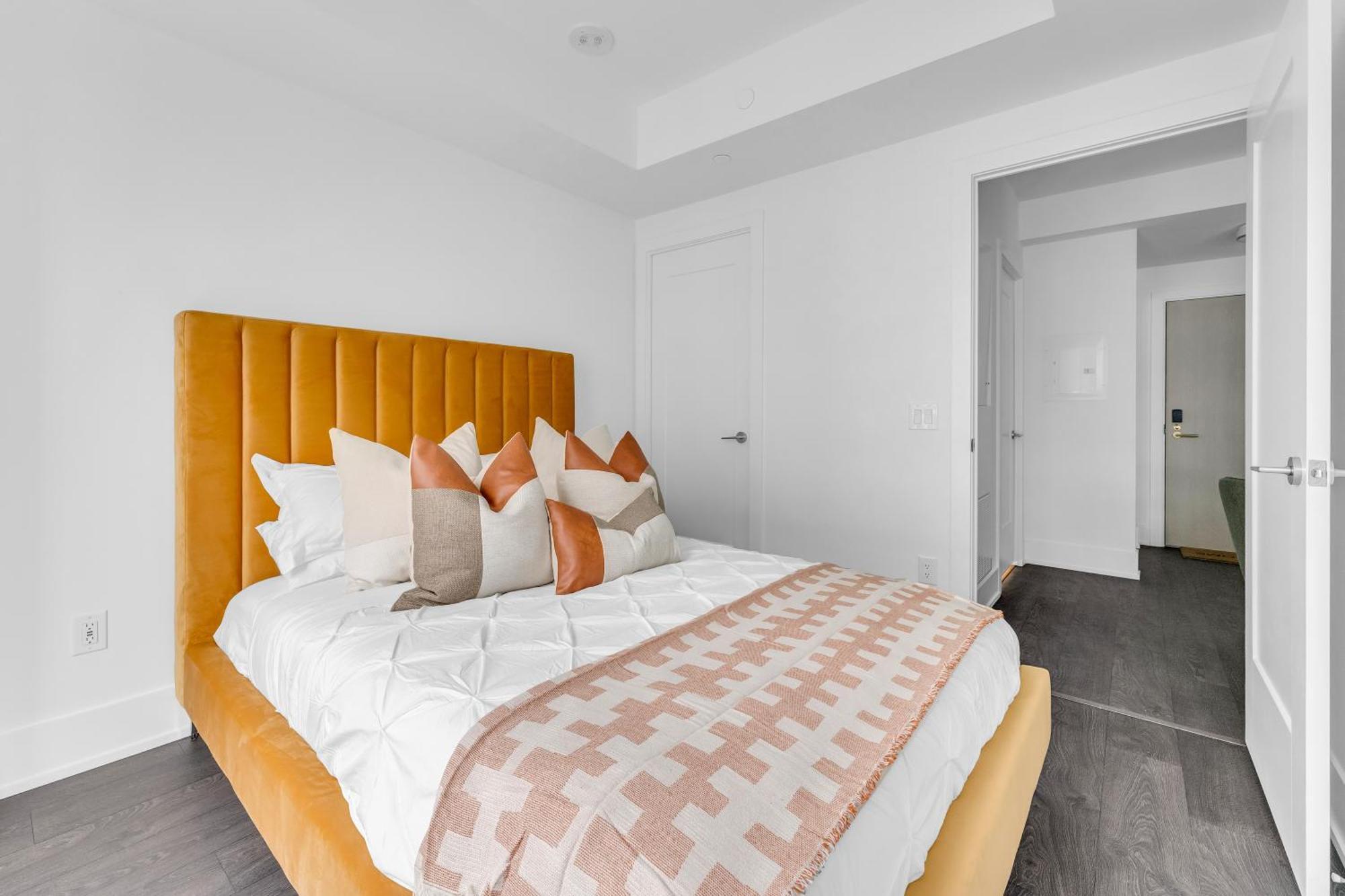 Designer 1 Bedroom On Front Street *