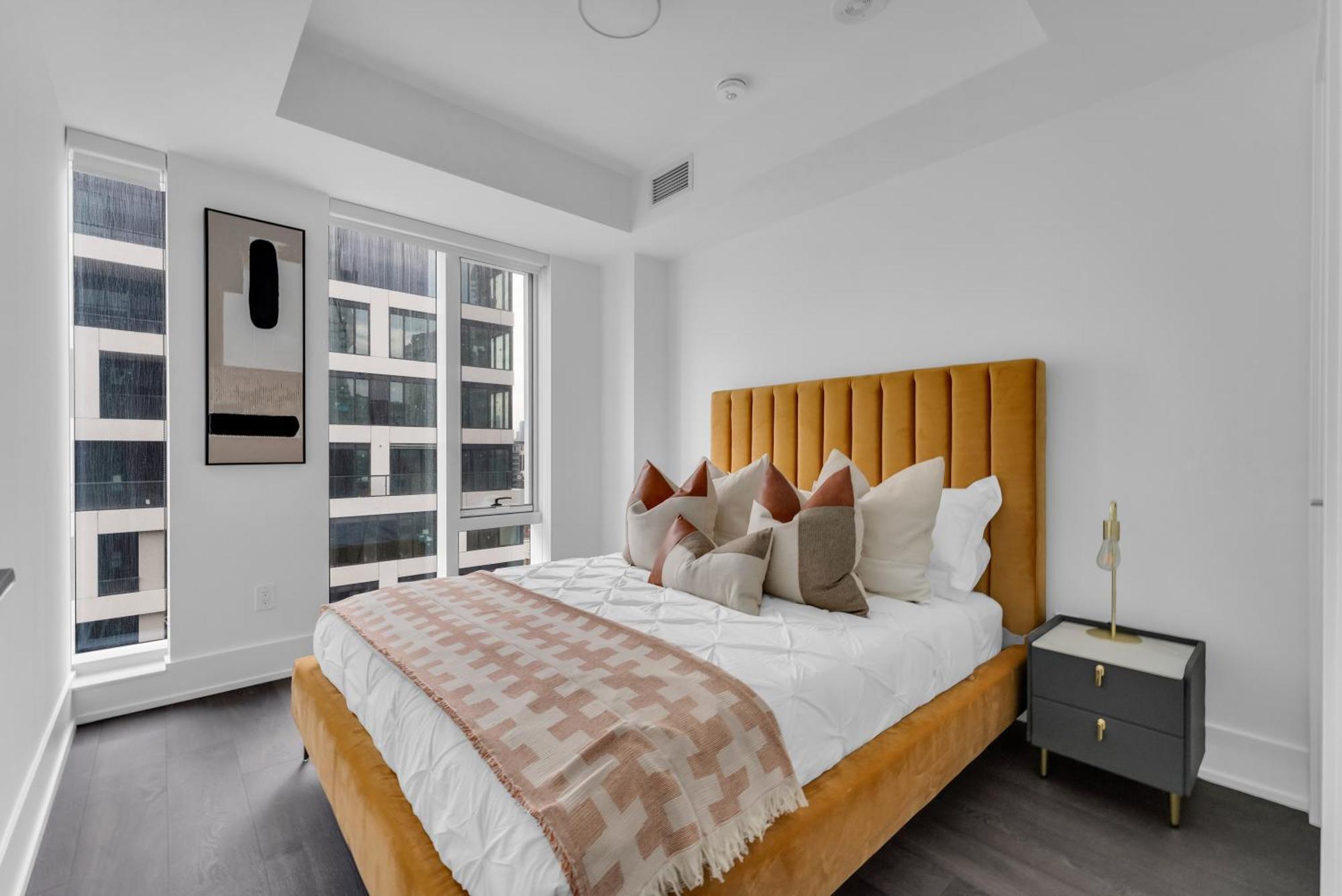 Designer 1 Bedroom On Front Street Apartment