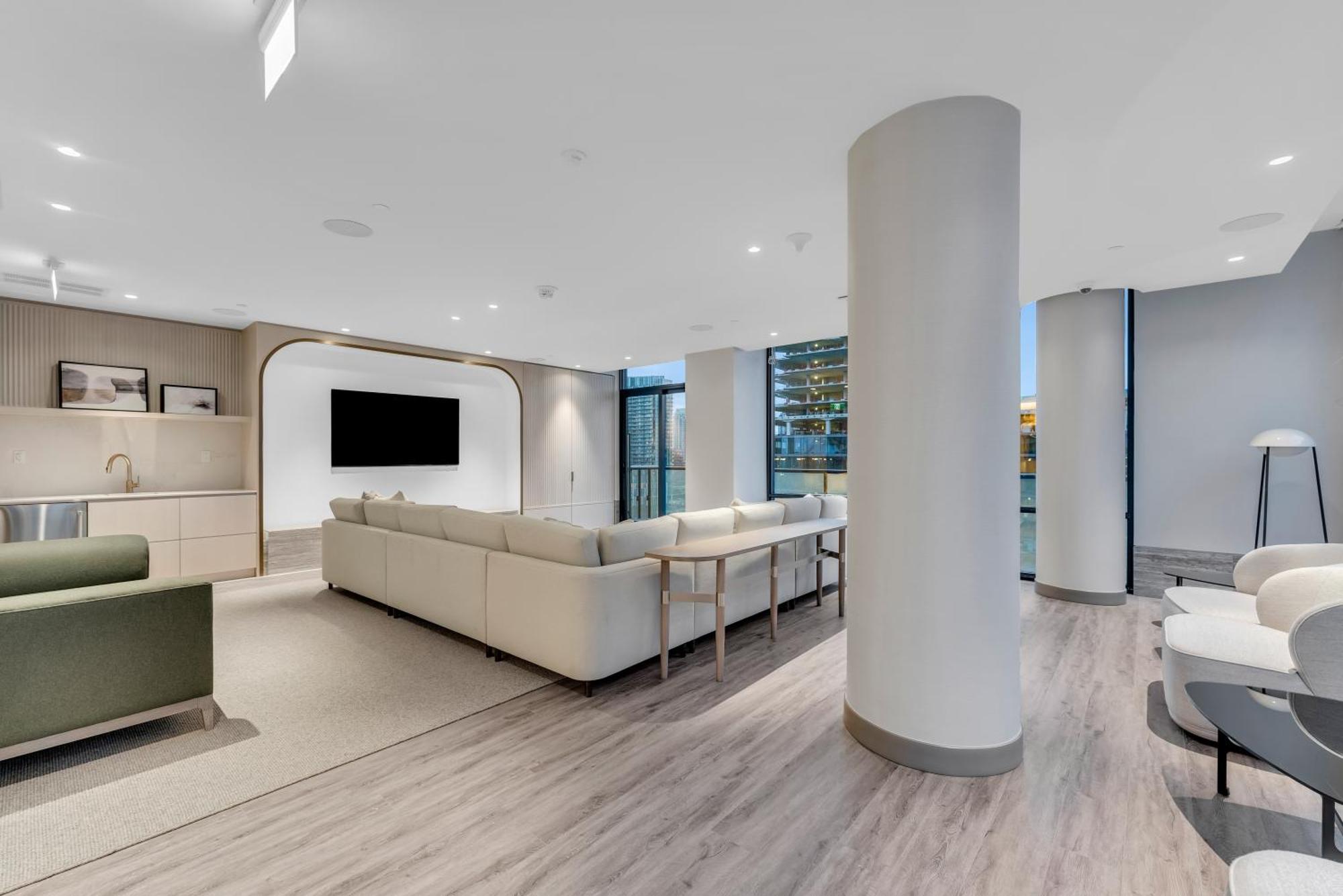 Designer 1 Bedroom On Front Street Apartment Toronto