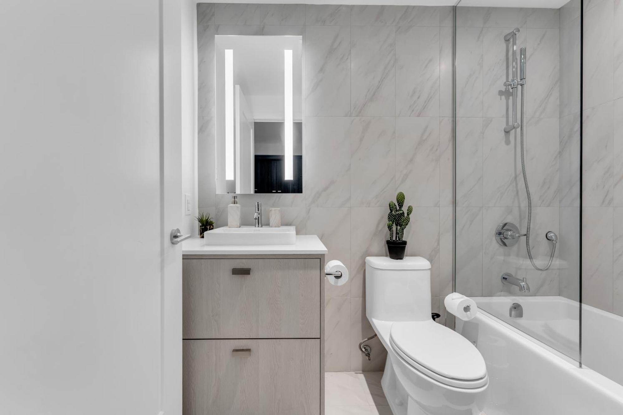 Designer 1 Bedroom On Front Street *
