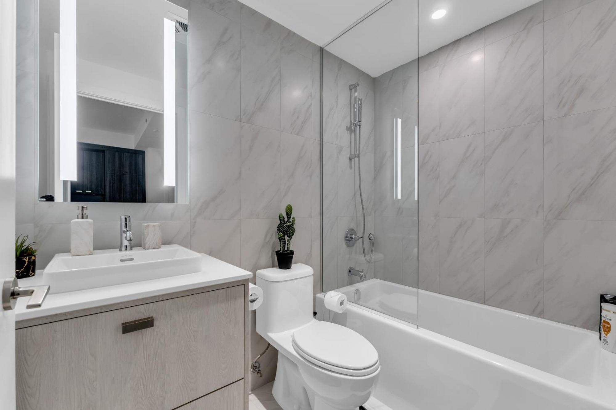 Designer 1 Bedroom On Front Street Apartment *