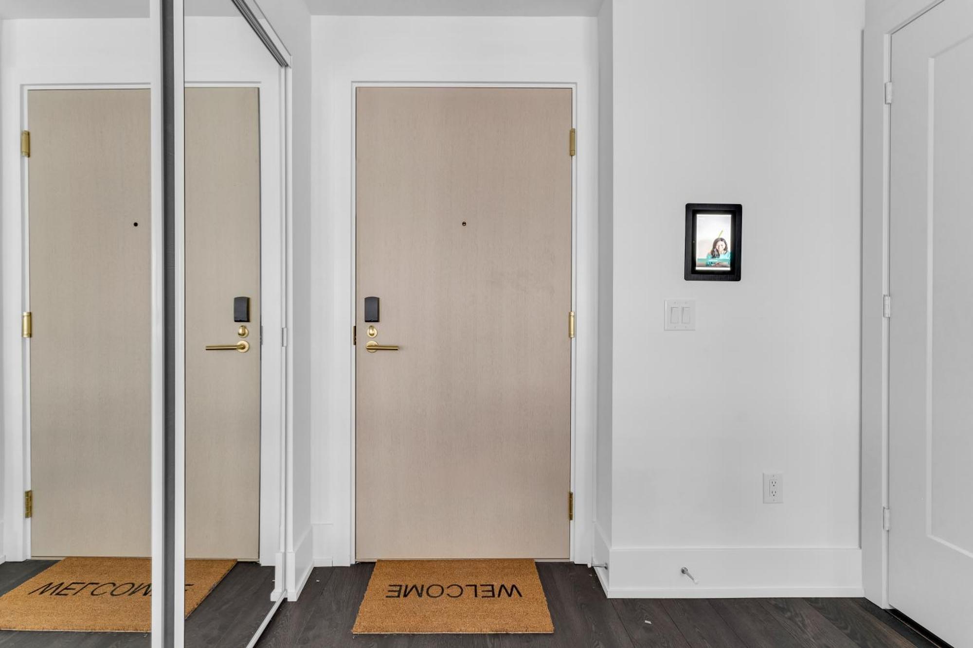 Designer 1 Bedroom On Front Street * Toronto