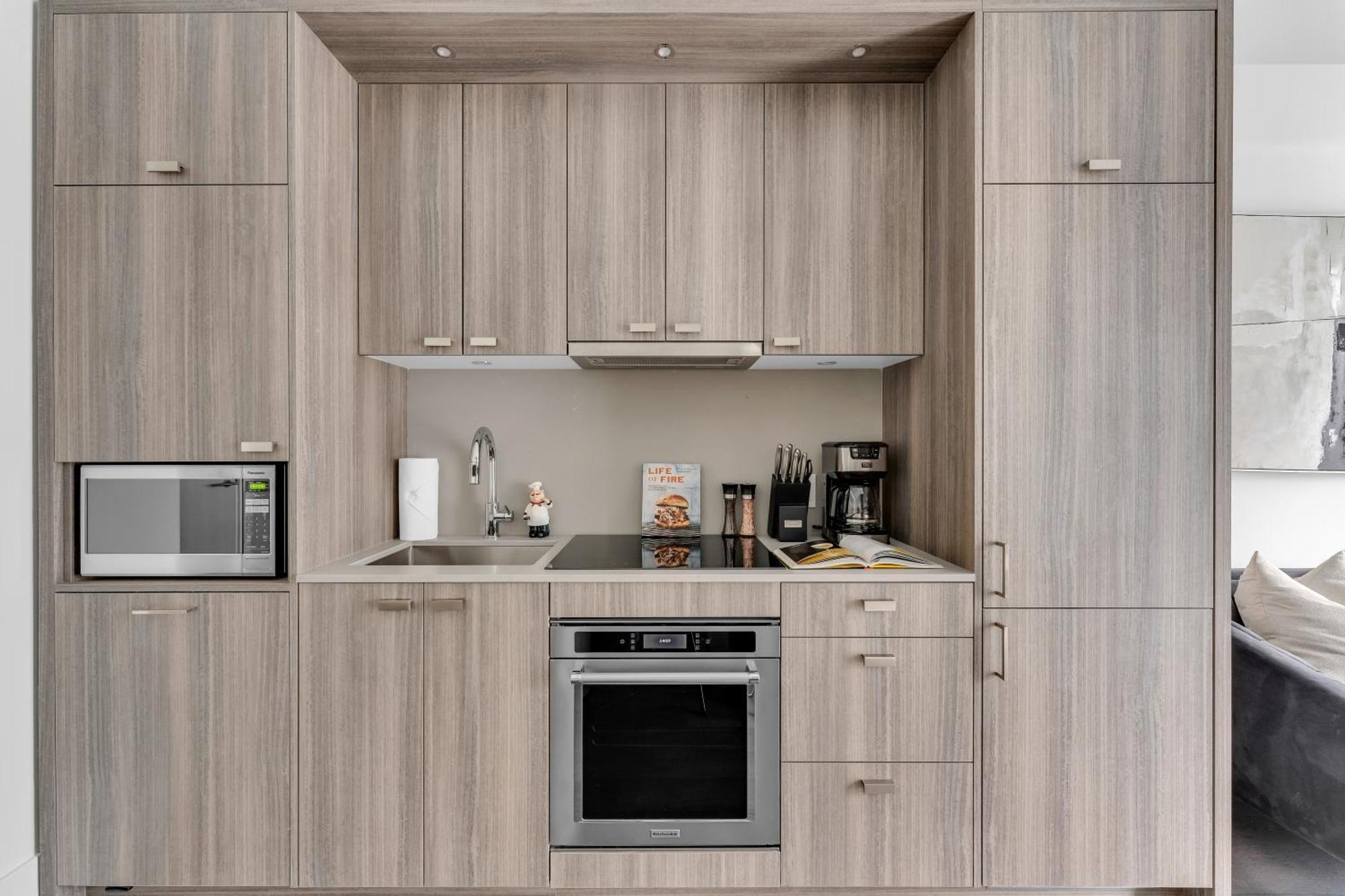 Designer 1 Bedroom On Front Street Apartment *