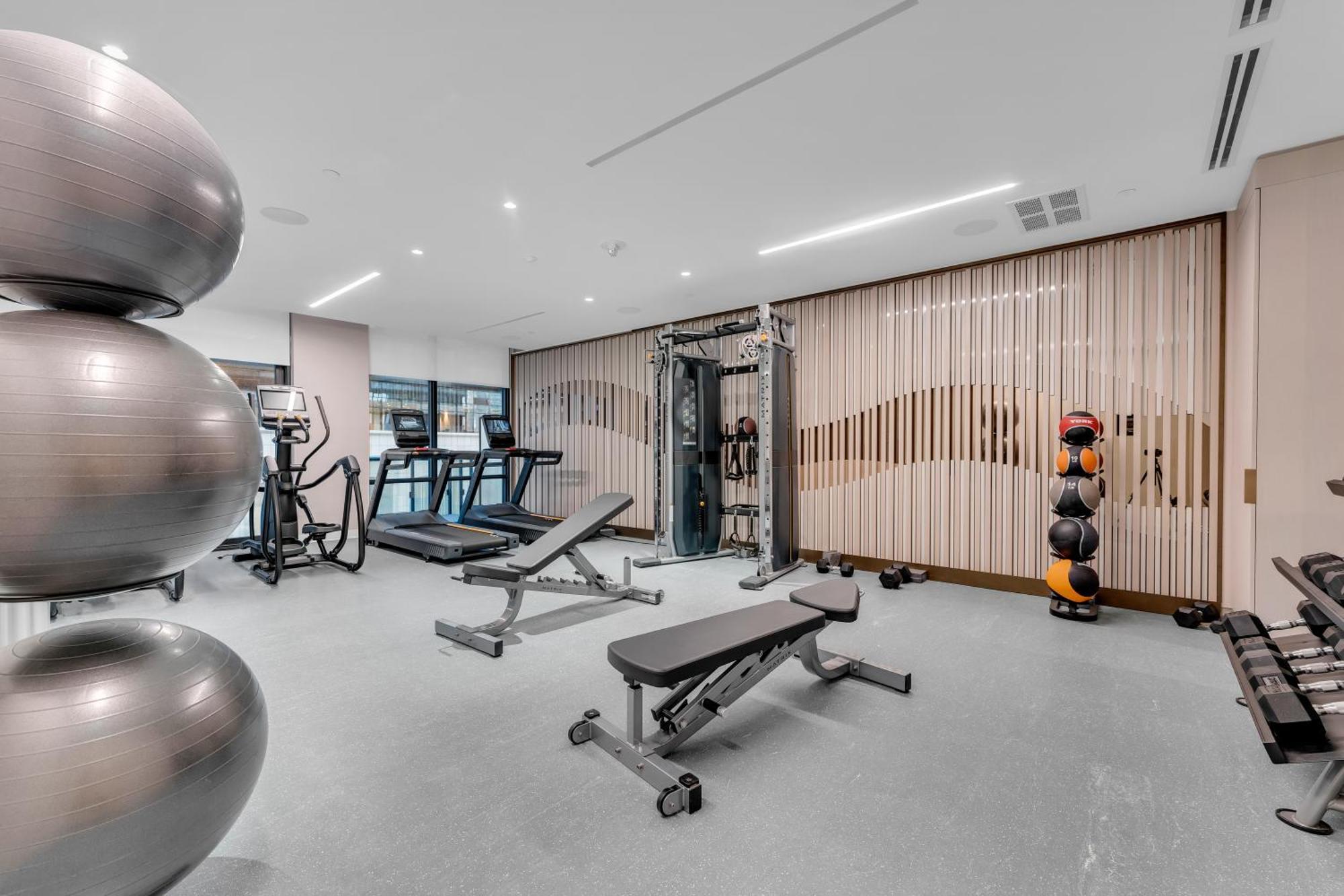 Designer 1 Bedroom On Front Street Toronto