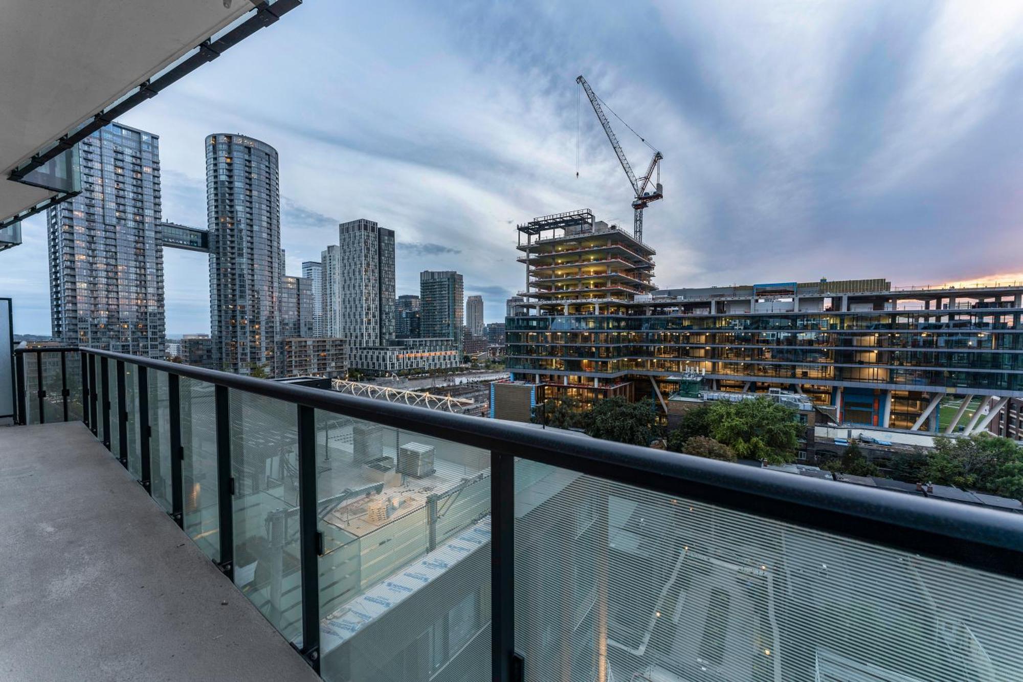 Designer 1 Bedroom On Front Street * Toronto