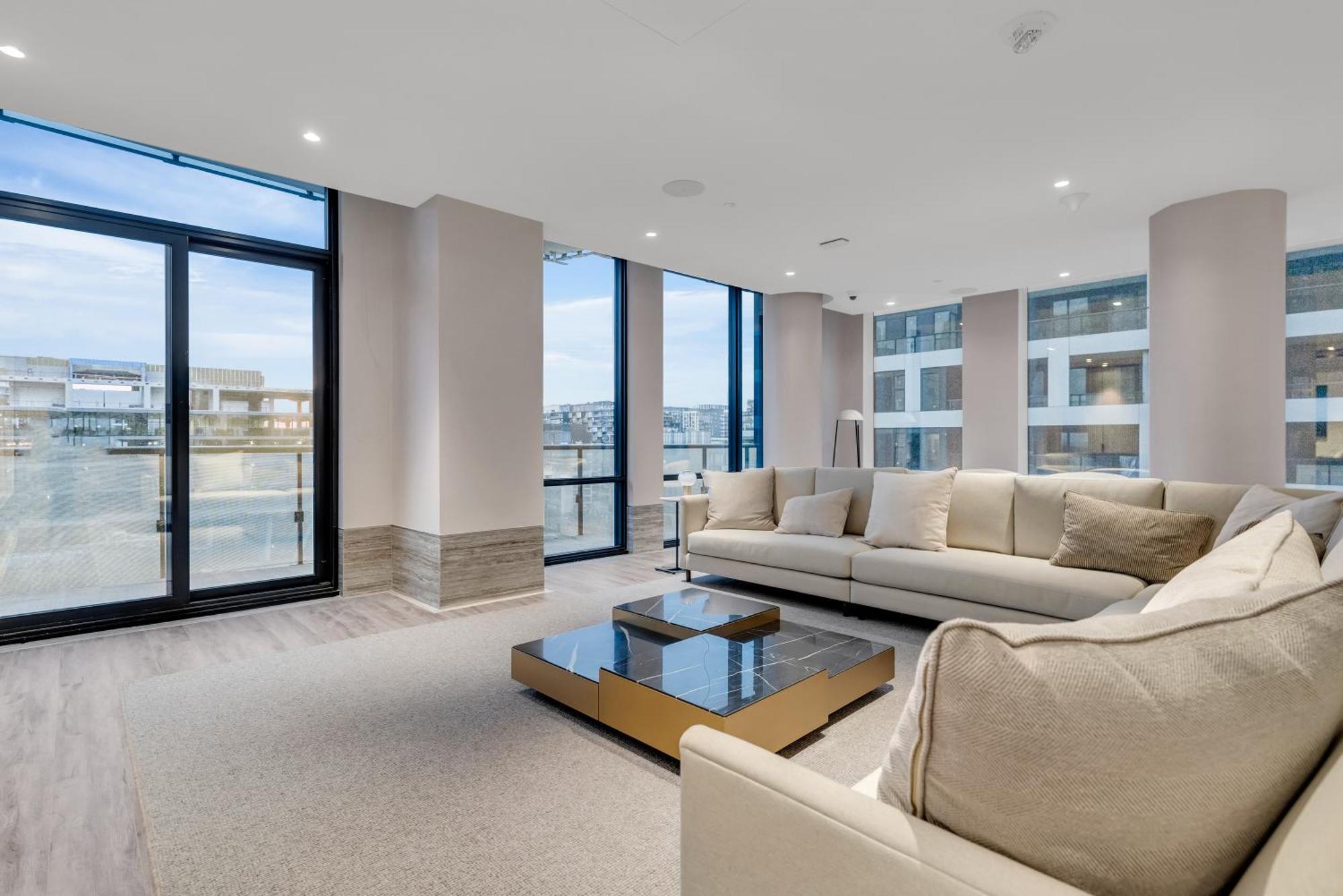 Designer 1 Bedroom On Front Street Apartment