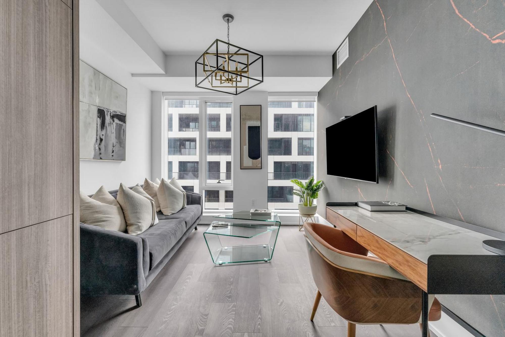 Designer 1 Bedroom On Front Street Apartment