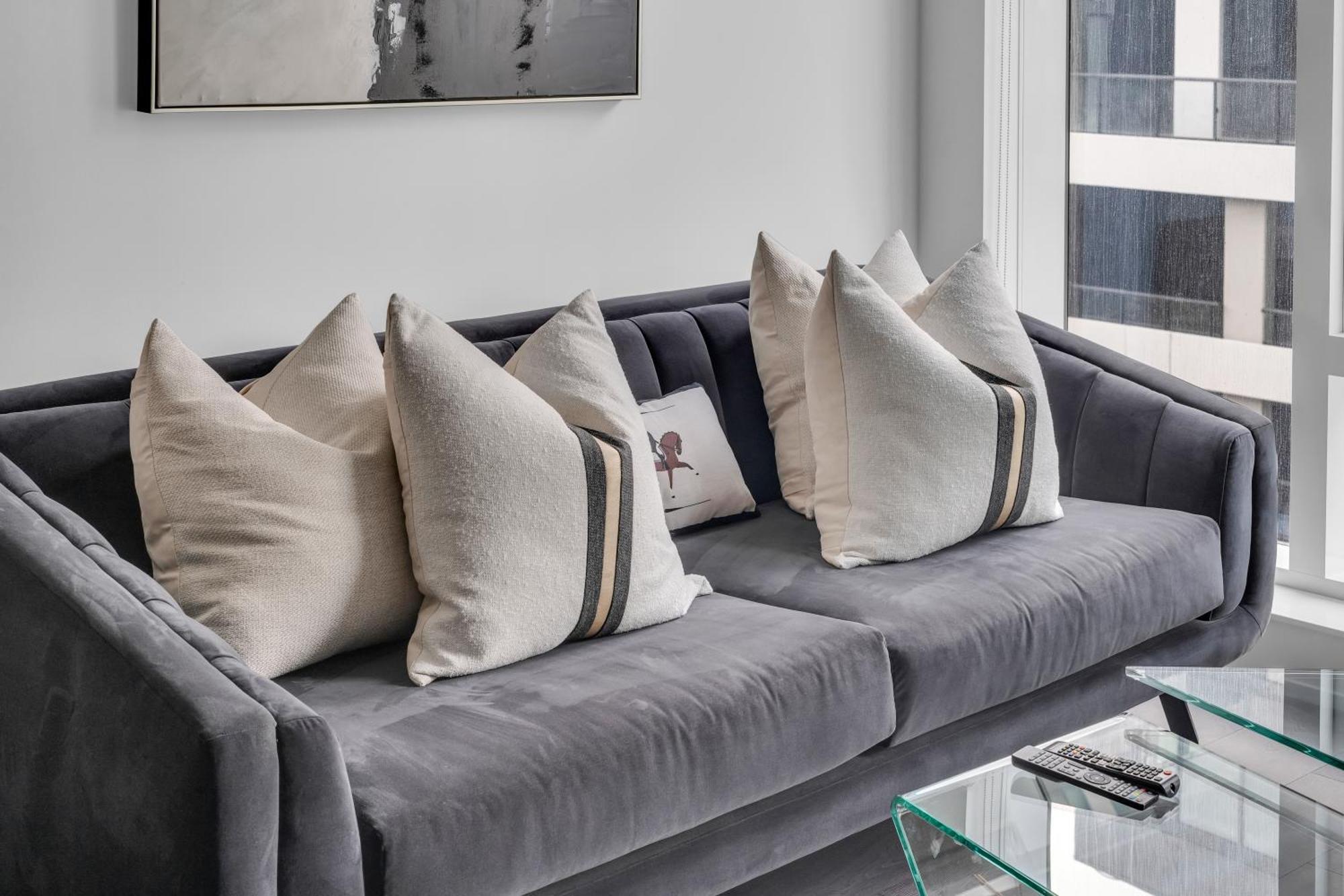 Apartment Designer 1 Bedroom On Front Street Toronto