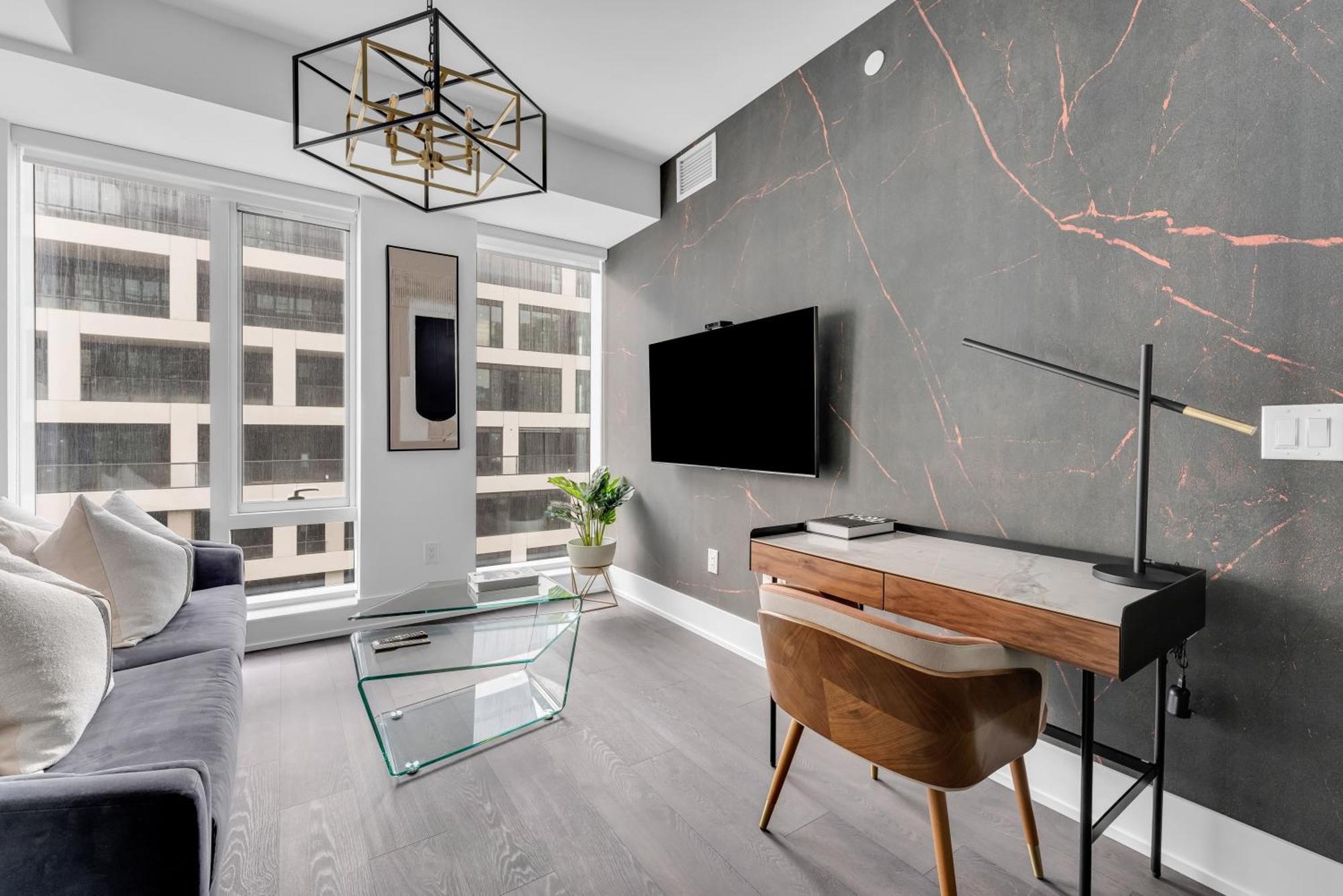 Designer 1 Bedroom On Front Street *