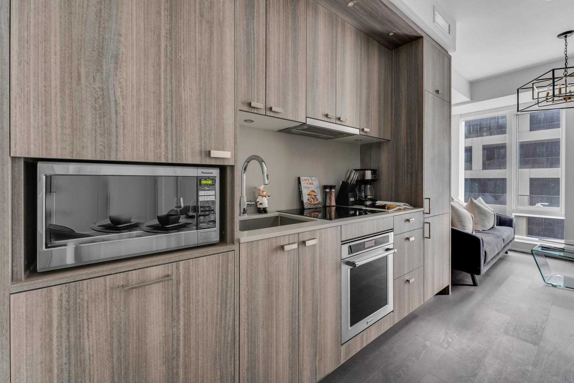 Designer 1 Bedroom On Front Street * Toronto