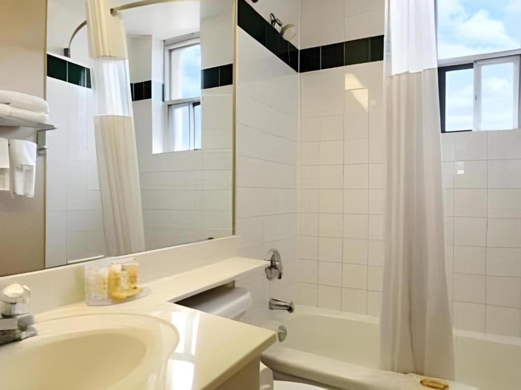 Howard Johnson By Wyndham Downtown West Toronto