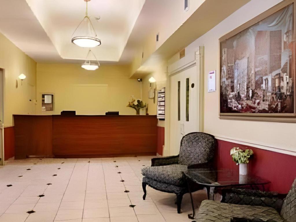 Howard Johnson By Wyndham Downtown West Hotel *