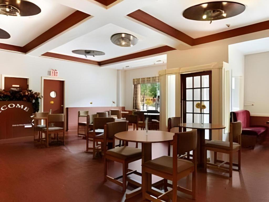 Howard Johnson By Wyndham Downtown West Hotel