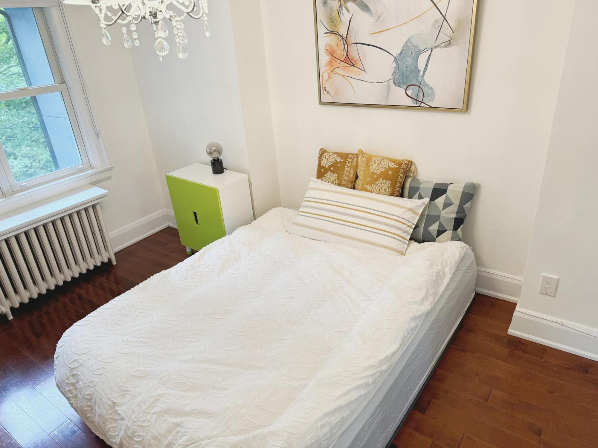A Bright And Tidy Double-bed In Midtown Toronto