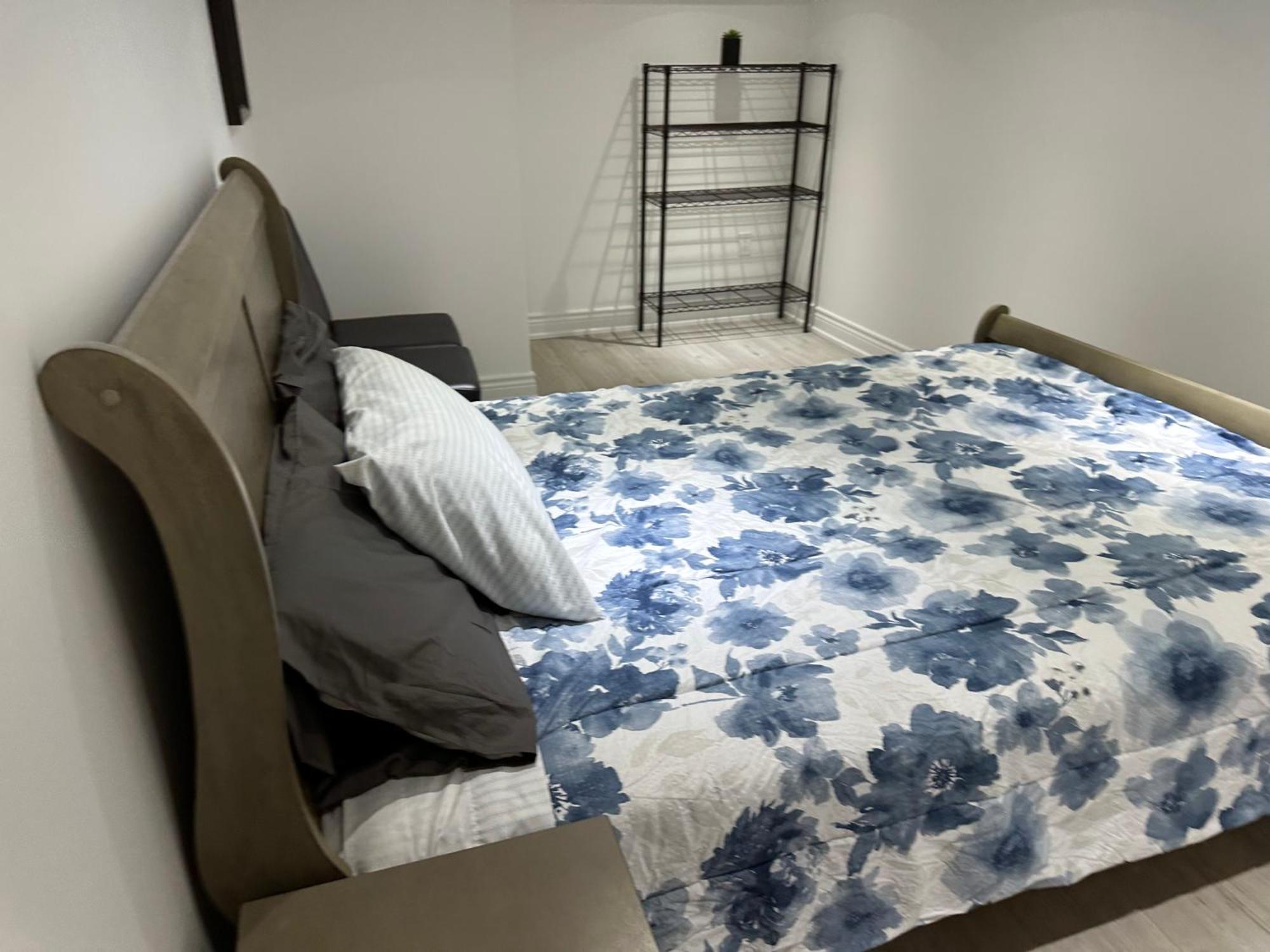 Double Bedroom On Up Or 3 Bedrooms In Basement Near Eglinton Subway Station Guest house Toronto