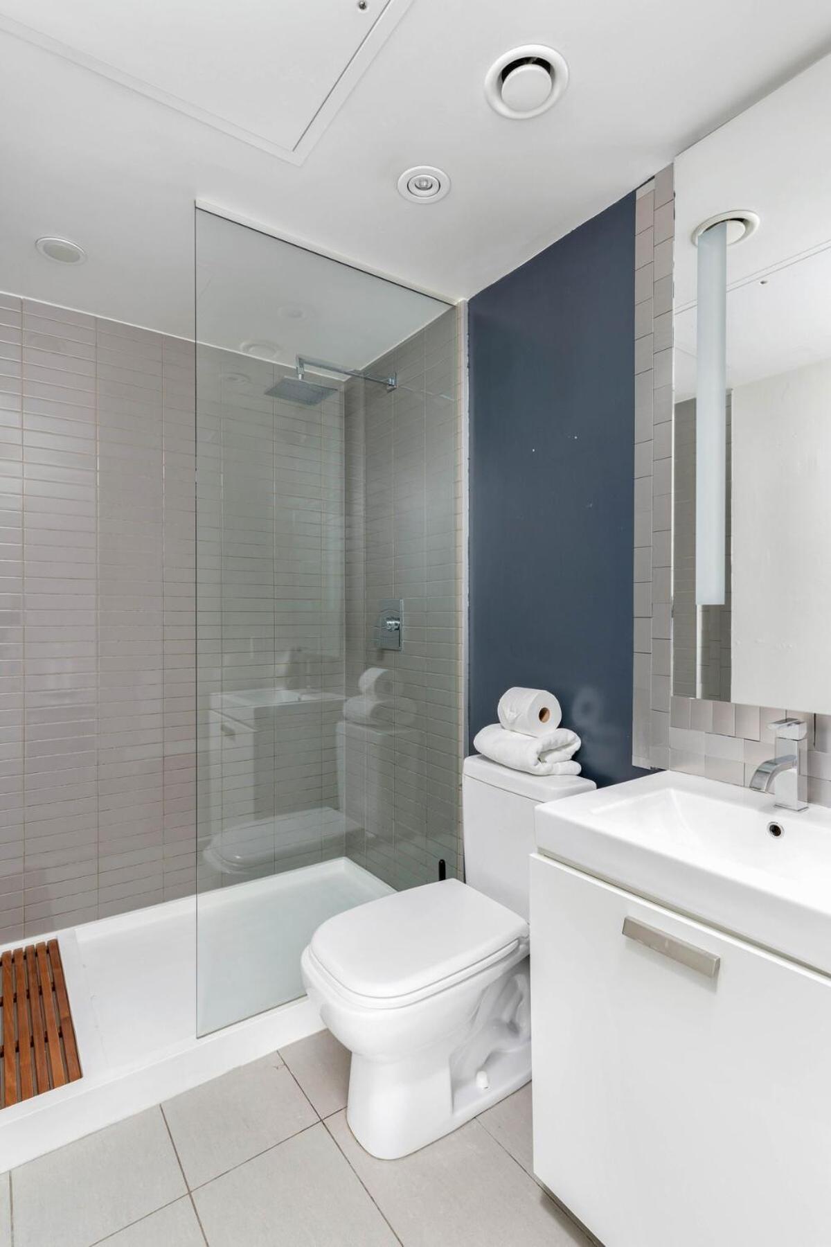 Apartment King St W Getaway Perfect For Food Lovers Toronto
