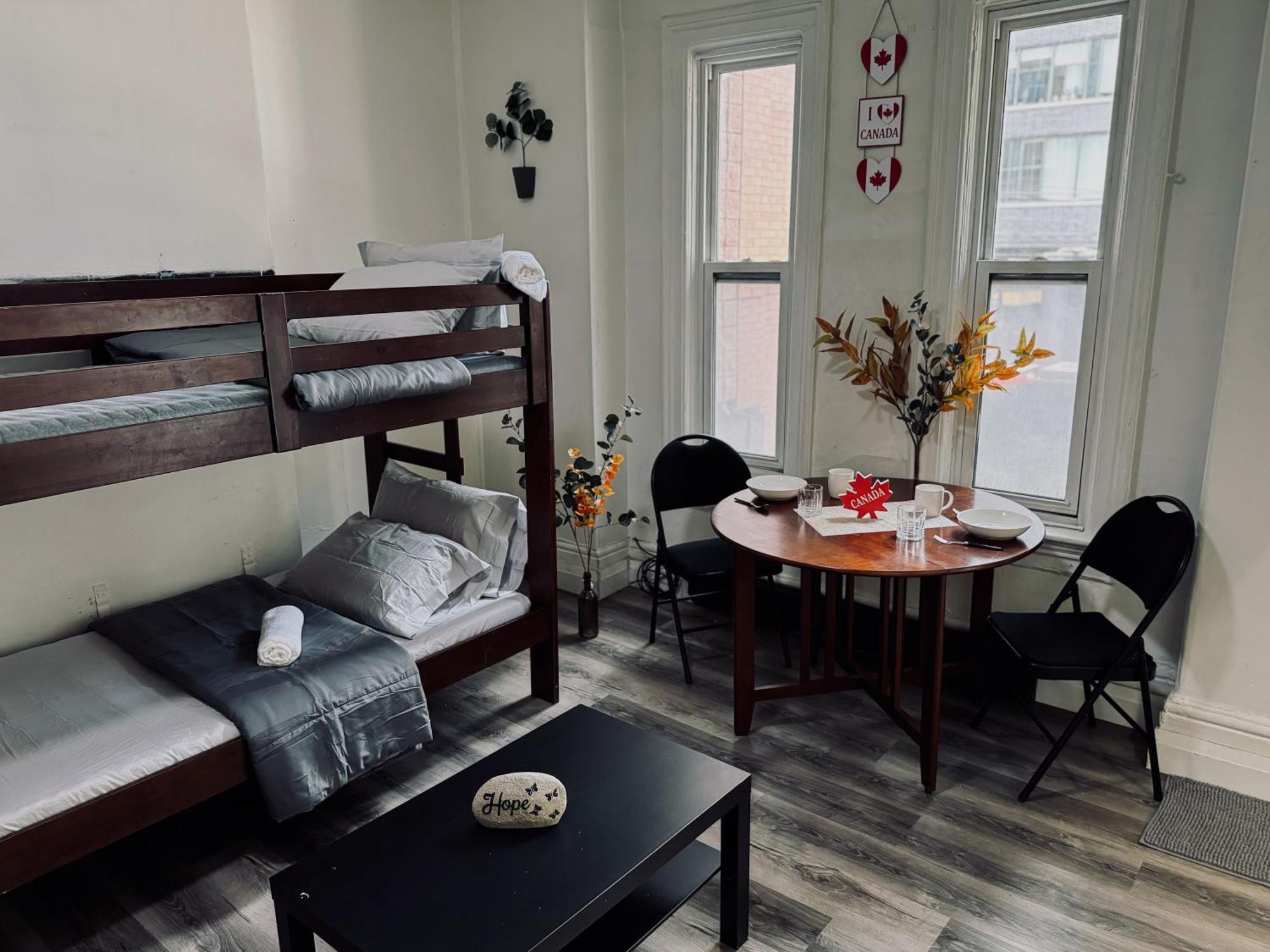 King St West And Spadina Ave, Downtown, Homestay *