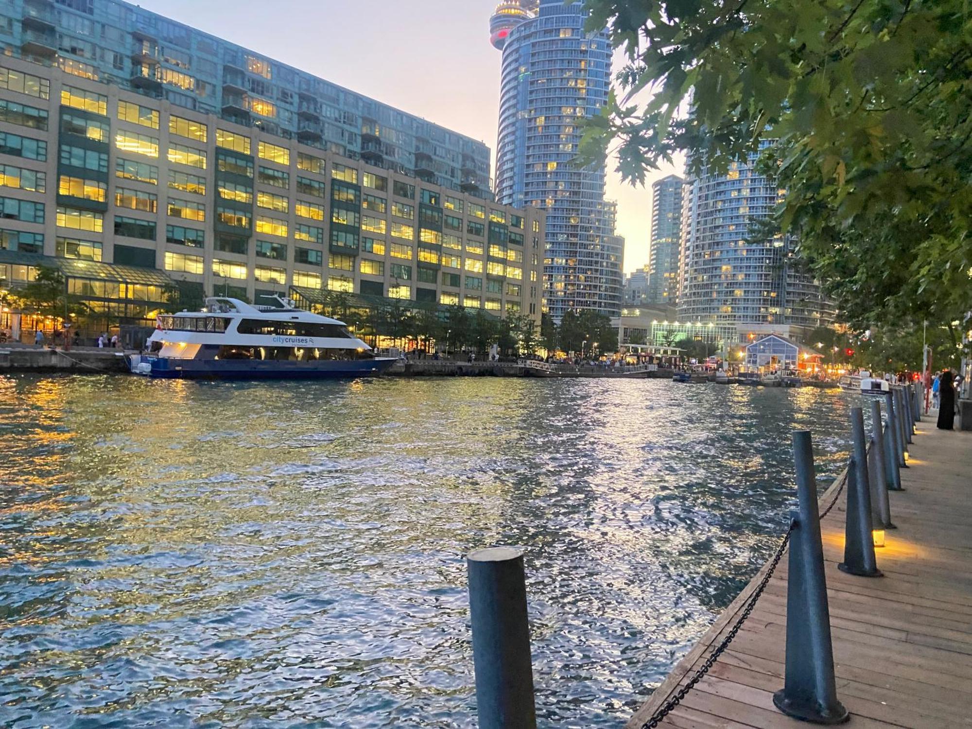 Lakeside Haven: Harbourfront With Million-dollar Views * Toronto