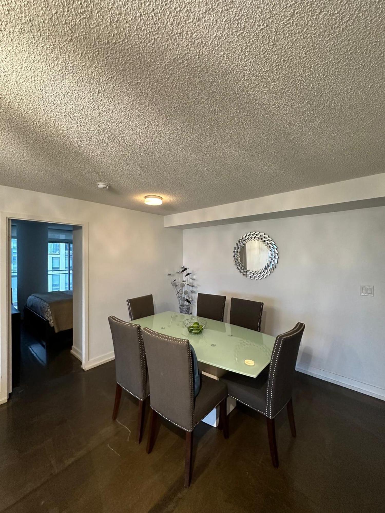 Downtown Luxurious Stylish 3 Bedroom 3 Bath 2 Balconies Near Rogers Centre Lakeview