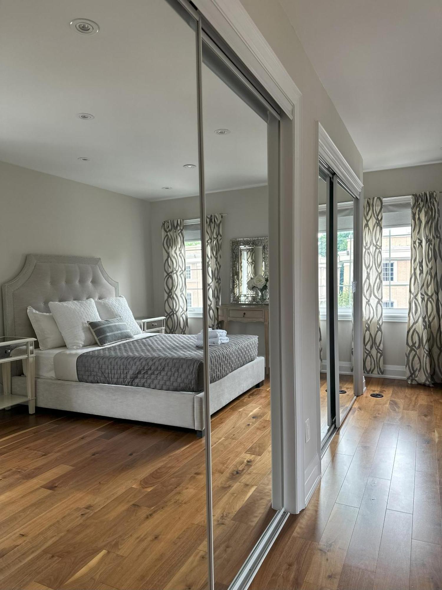 Immaculate Executive Townhouse 3br&3ba At Lawrence Park Holiday home