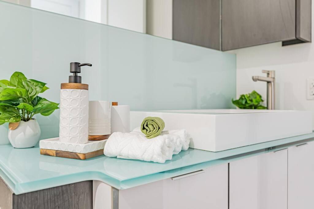 5-star Panoramic View And Large Terrace By Cn Tower Apartment *