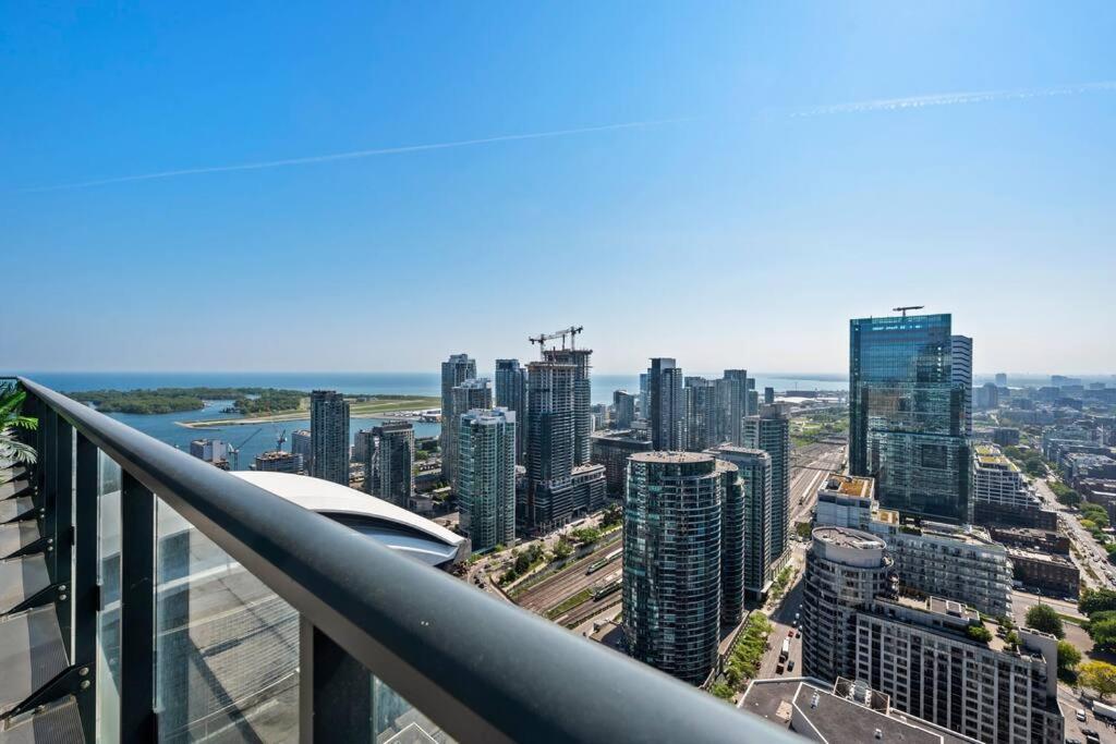 5-star Panoramic View And Large Terrace By Cn Tower Apartment Toronto
