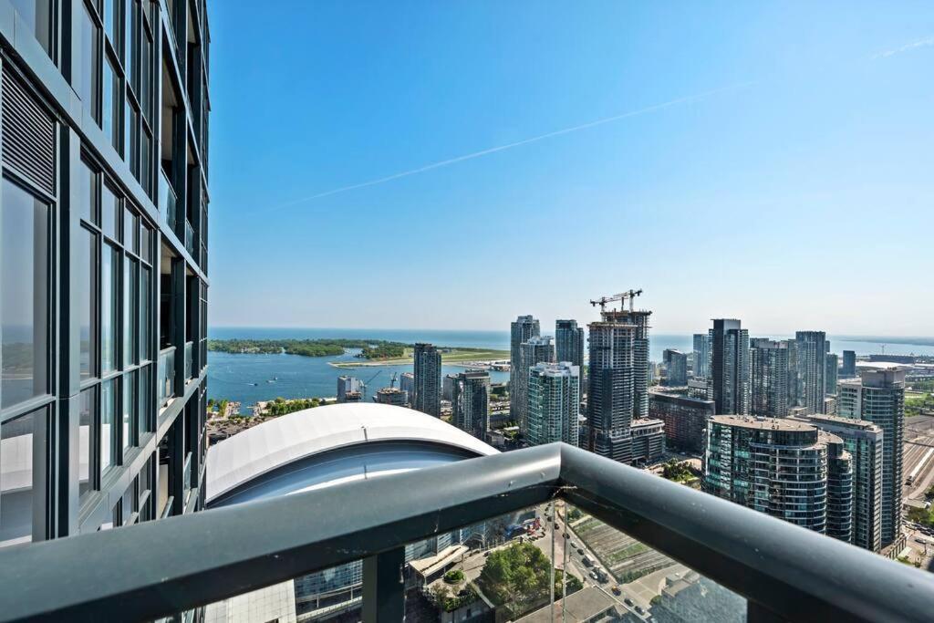 5-star Panoramic View And Large Terrace By Cn Tower Apartment