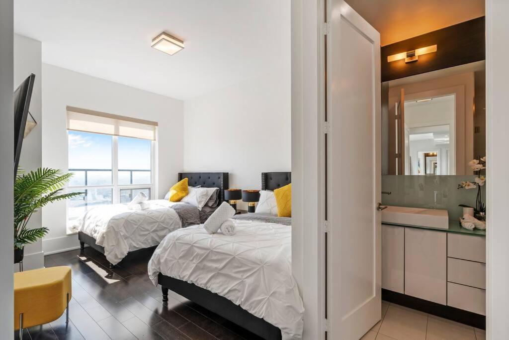 5-star Panoramic View And Large Terrace By Cn Tower Apartment