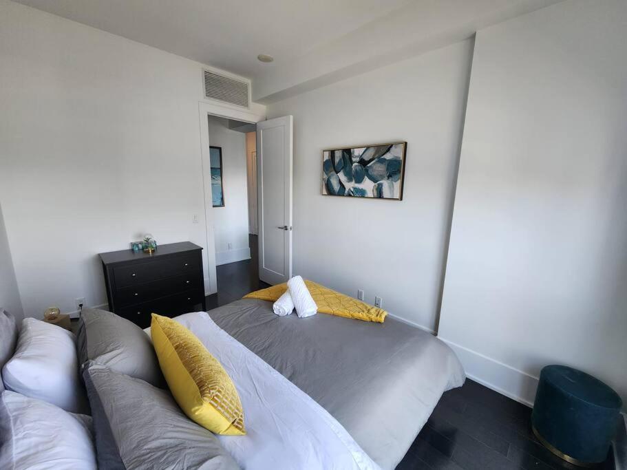 5-star Panoramic View And Large Terrace By Cn Tower Apartment