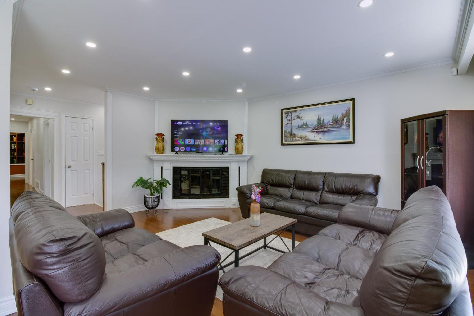 Beautiful House In Scarborough Apartment *