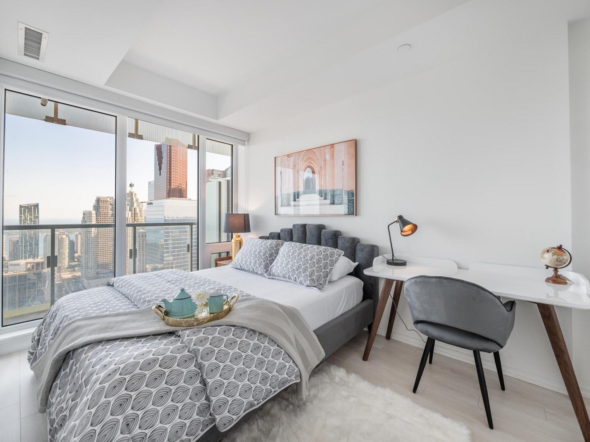 Apartment Designer 1br With Cn Tower, Skyline View *