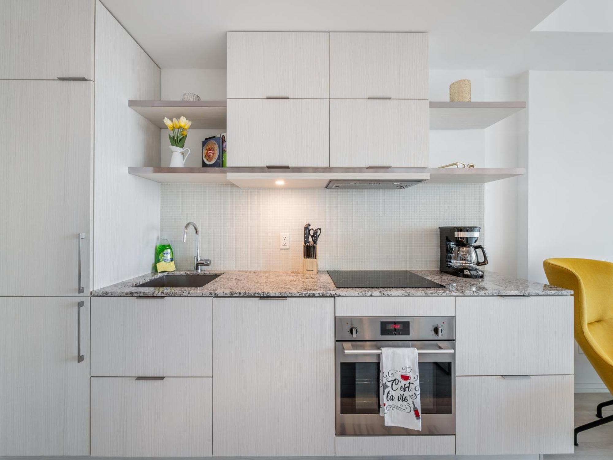 Designer 1br With Cn Tower, Skyline View Apartment