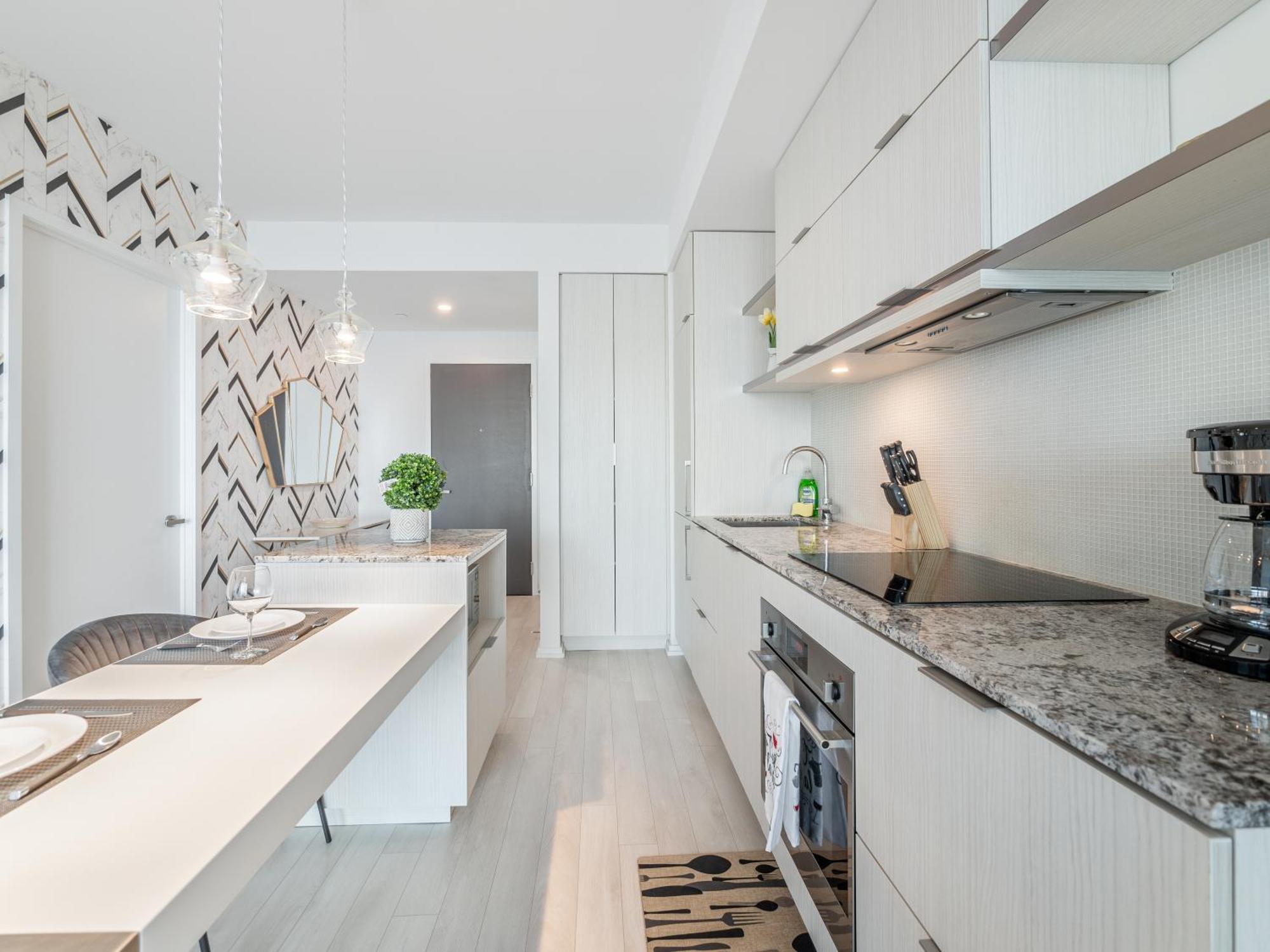 Apartment Designer 1br With Cn Tower, Skyline View