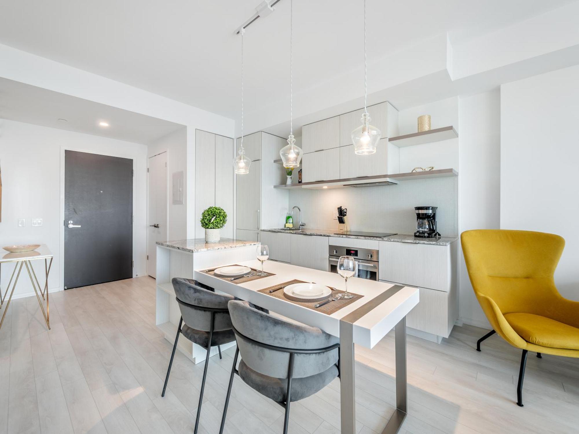 Designer 1br With Cn Tower, Skyline View