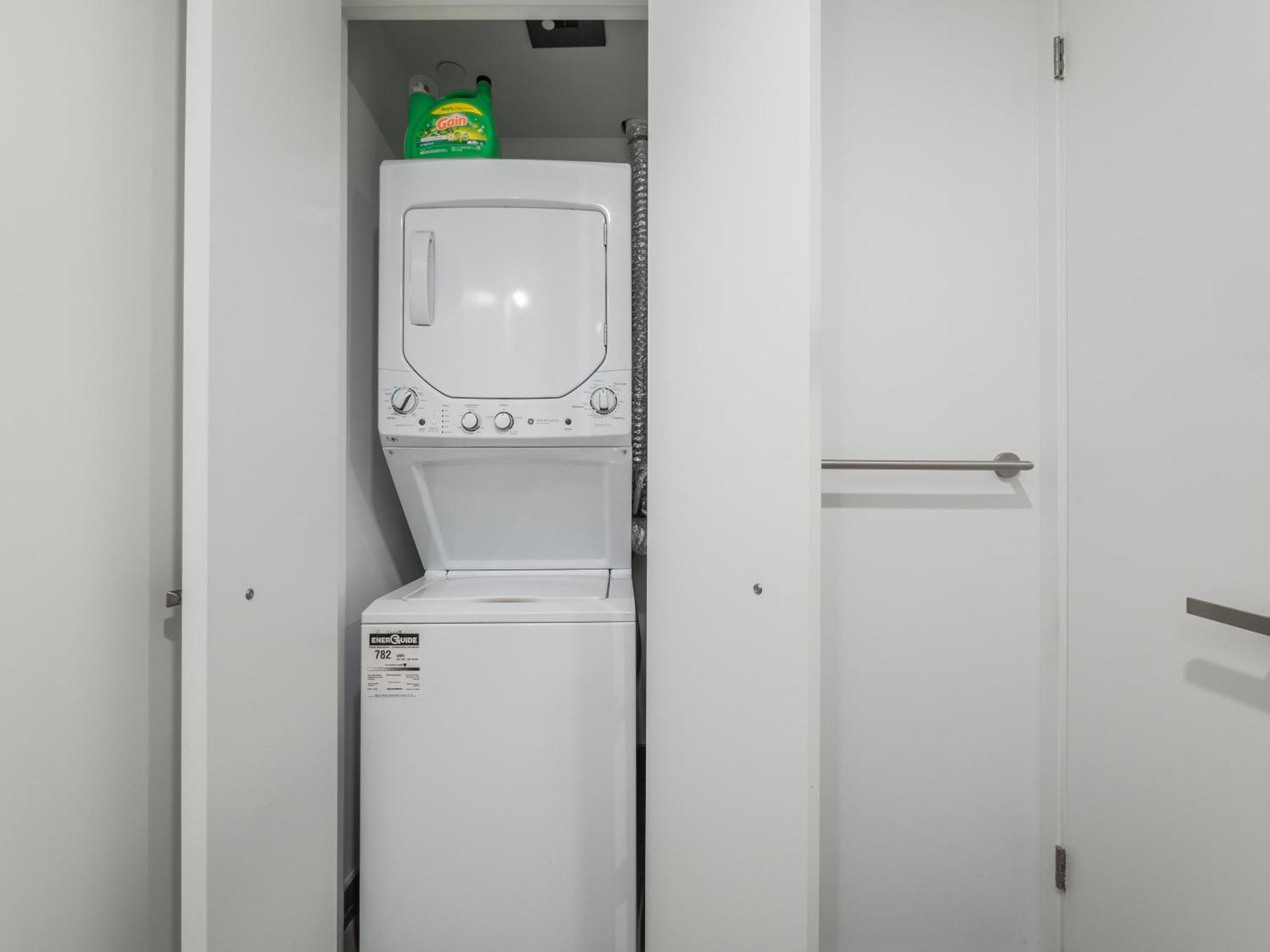 Designer 1br With Cn Tower, Skyline View Apartment