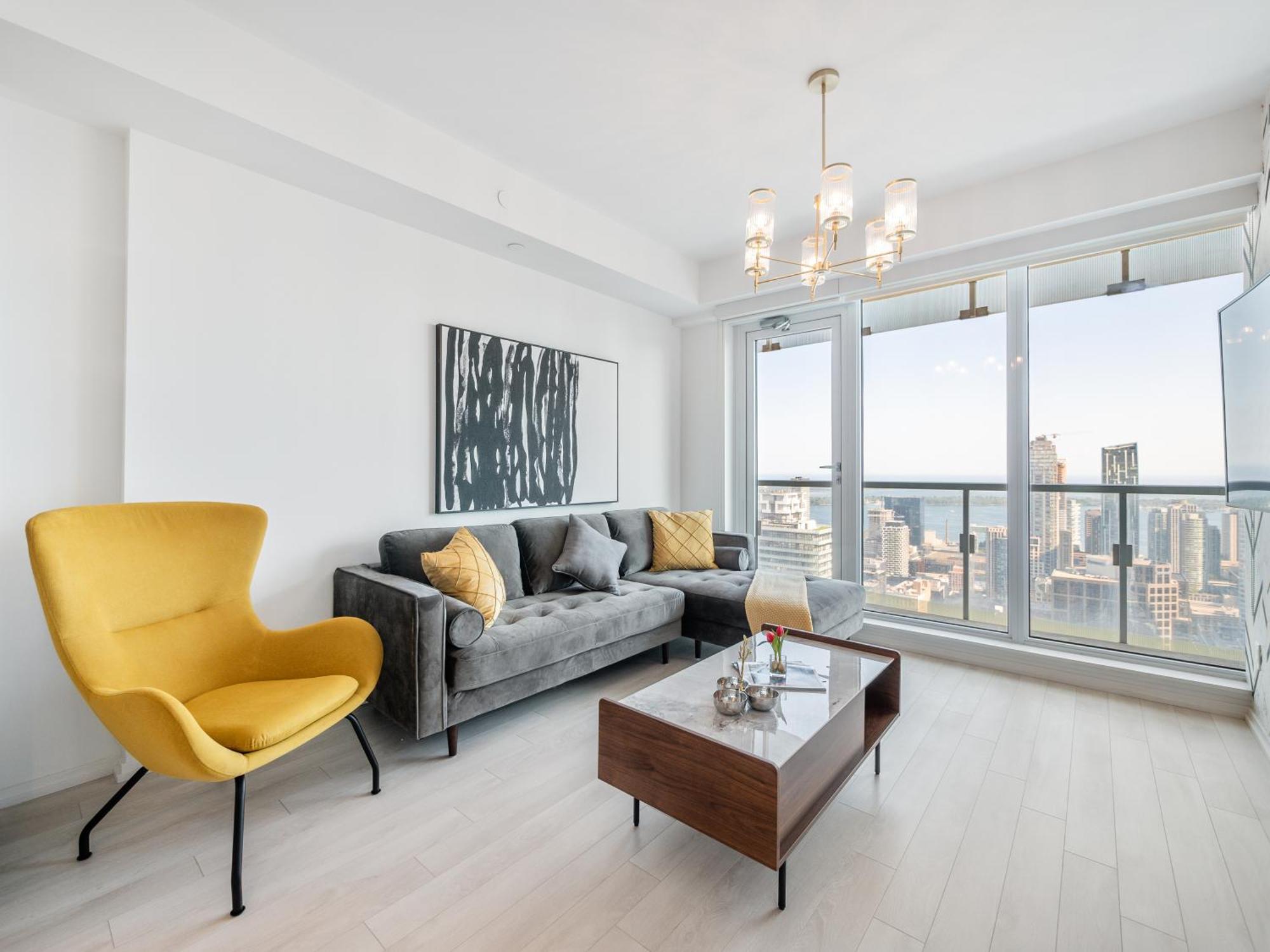 Designer 1br With Cn Tower, Skyline View Apartment